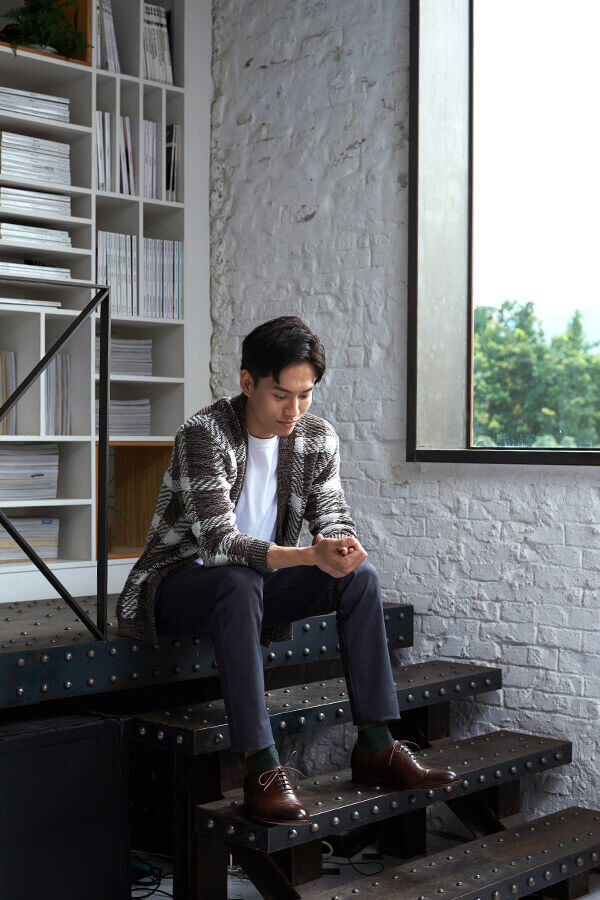 牛津鞋 模特展示休閒開襟衫與藍色西褲搭配上咖啡色的牛津鞋