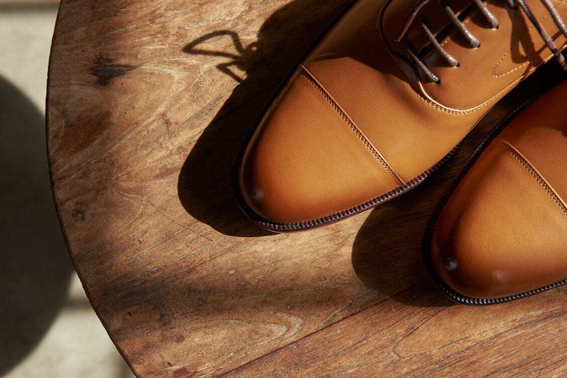 特寫蜜糖棕色鵝頸橫飾商務牛津鞋鞋頭橫飾設計