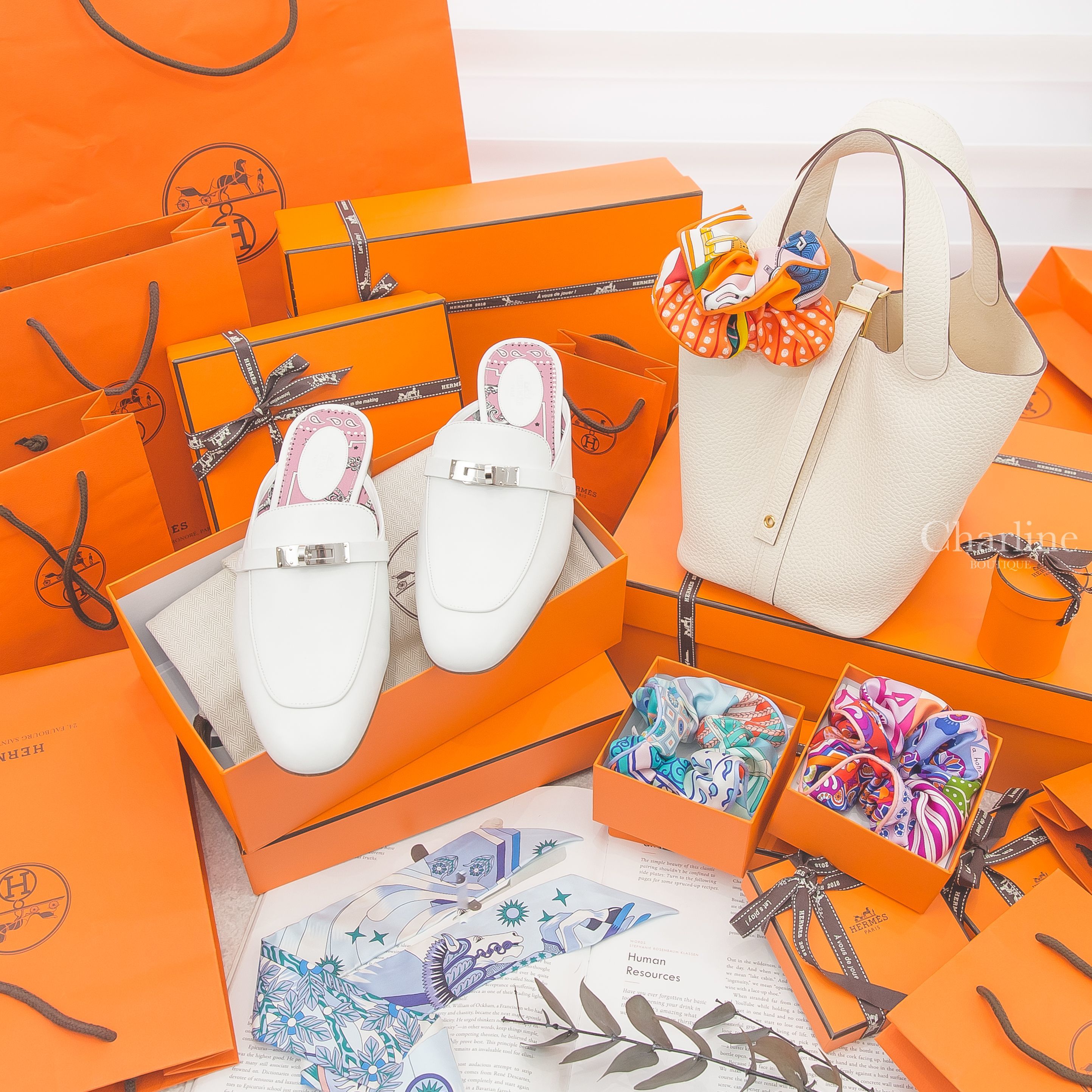 Hermès 奶油白金釦小型提把水桶包,Hermès 粉色絲巾真絲髮束,灰藍色絲巾真絲髮束,橘色絲巾真絲髮束,Hermès 白色銀釦粉色內裡牛皮平底穆勒鞋,Hermès 淺灰色/天藍色/帝皇藍/白色絲巾-Charline Boutique 精品代購