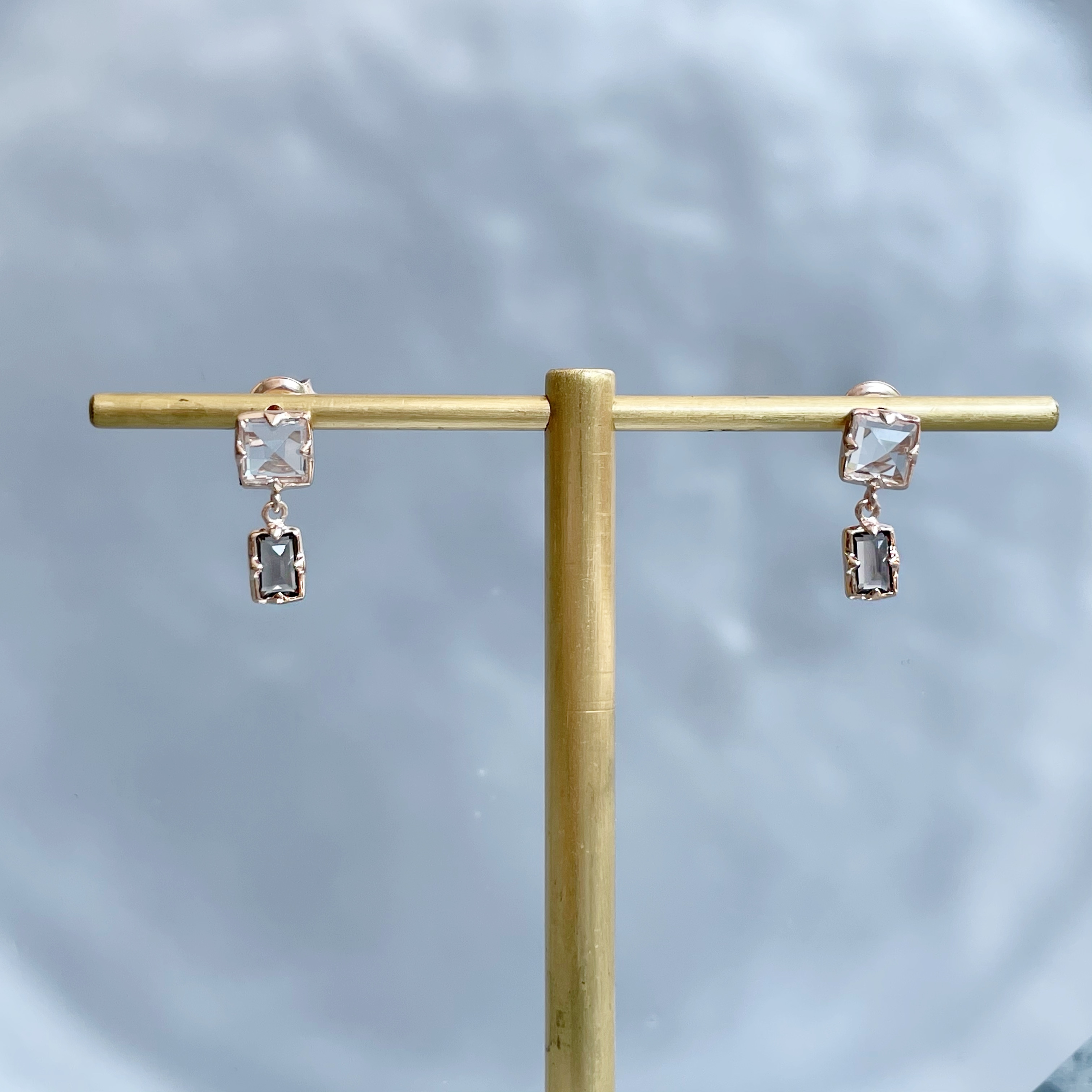 特殊爪鑲方形白茶水晶耳環