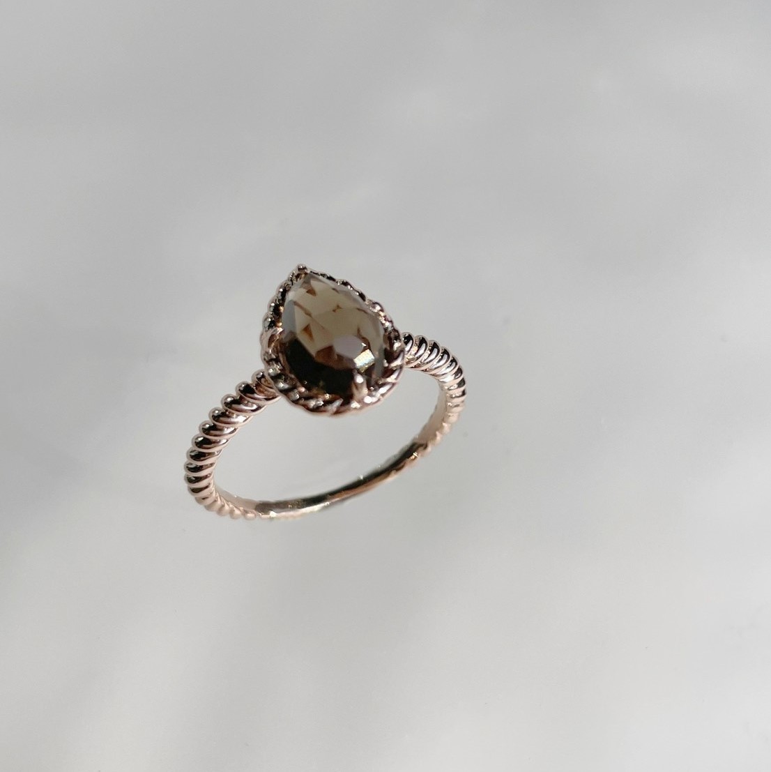 麻花大三爪水滴茶晶戒指