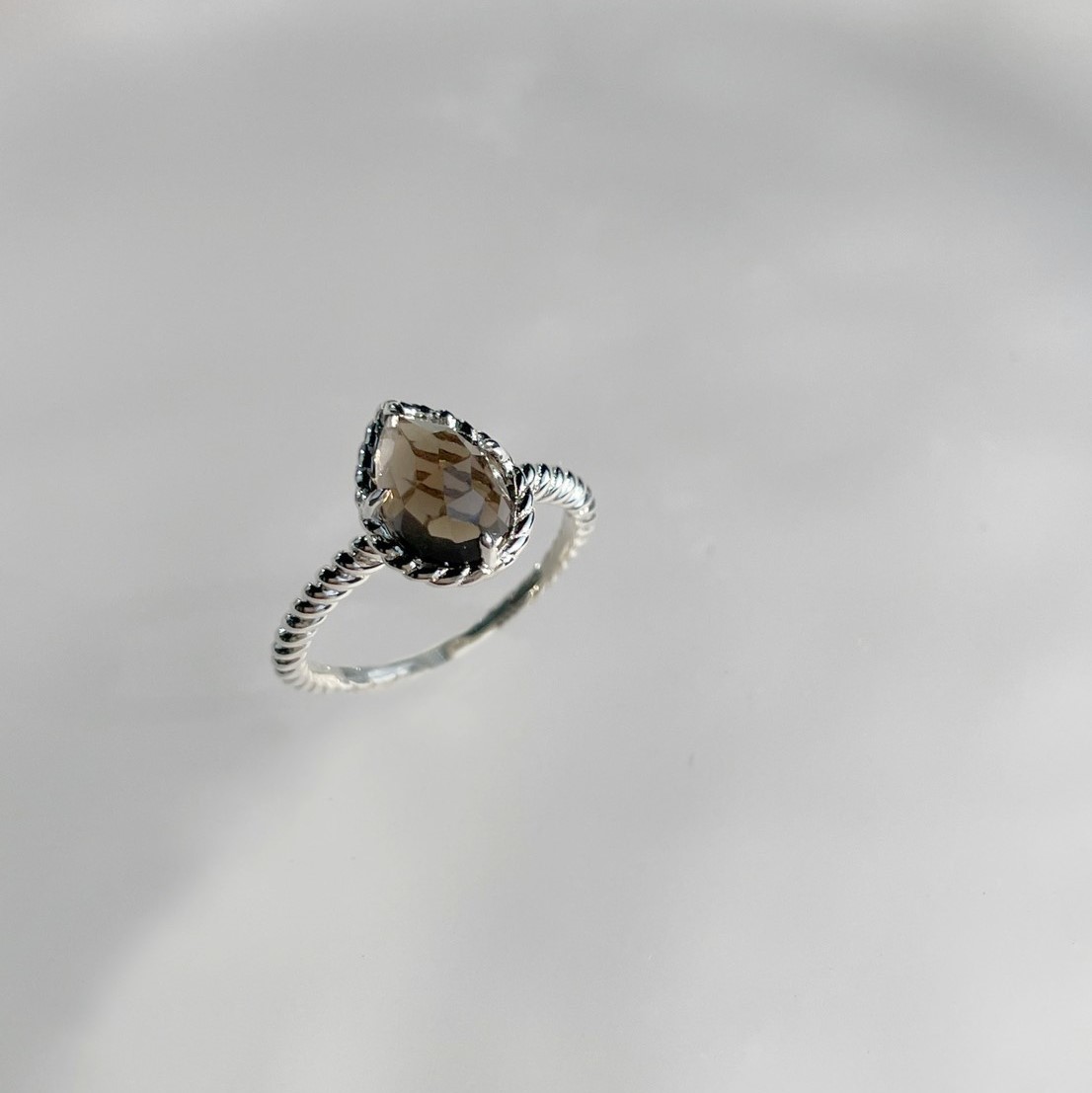 麻花大三爪水滴茶晶戒指