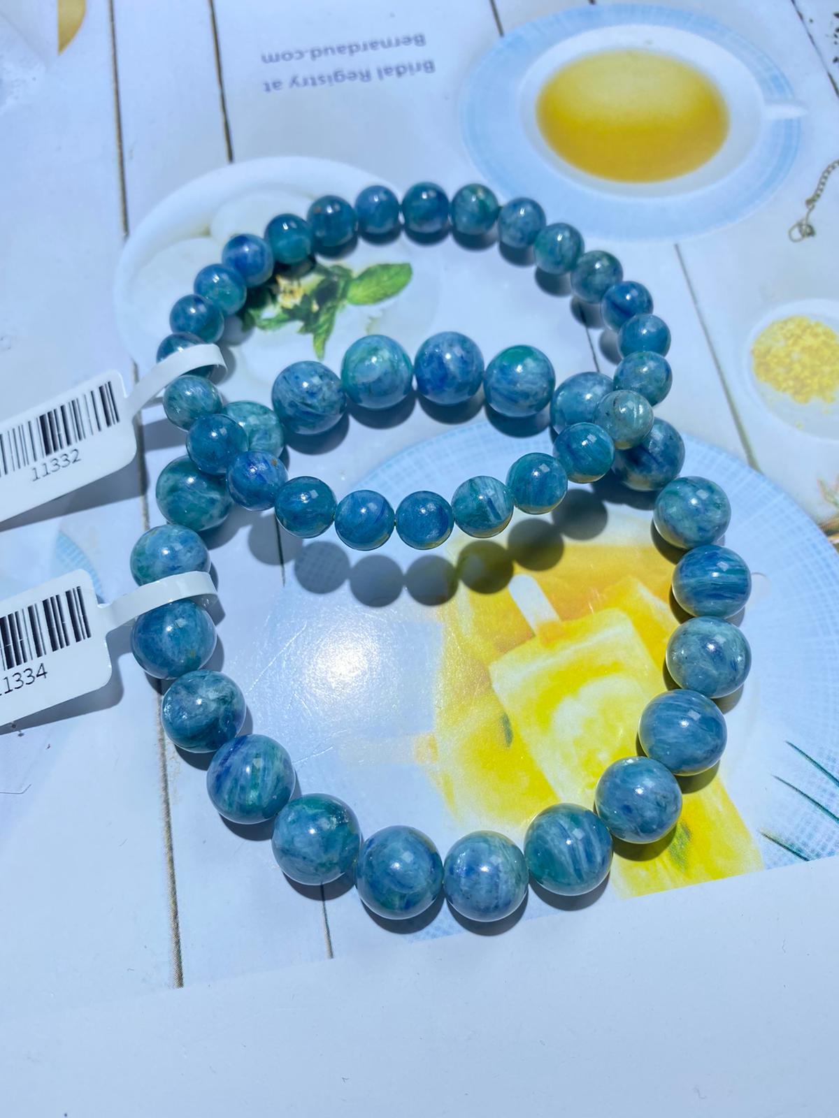 綠鋰母共生藍寶石