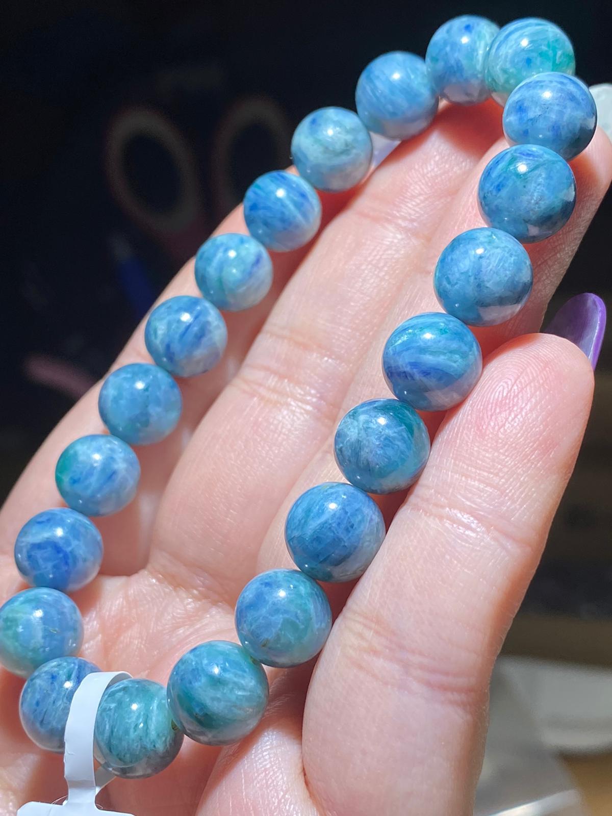 綠鋰母共生藍寶石