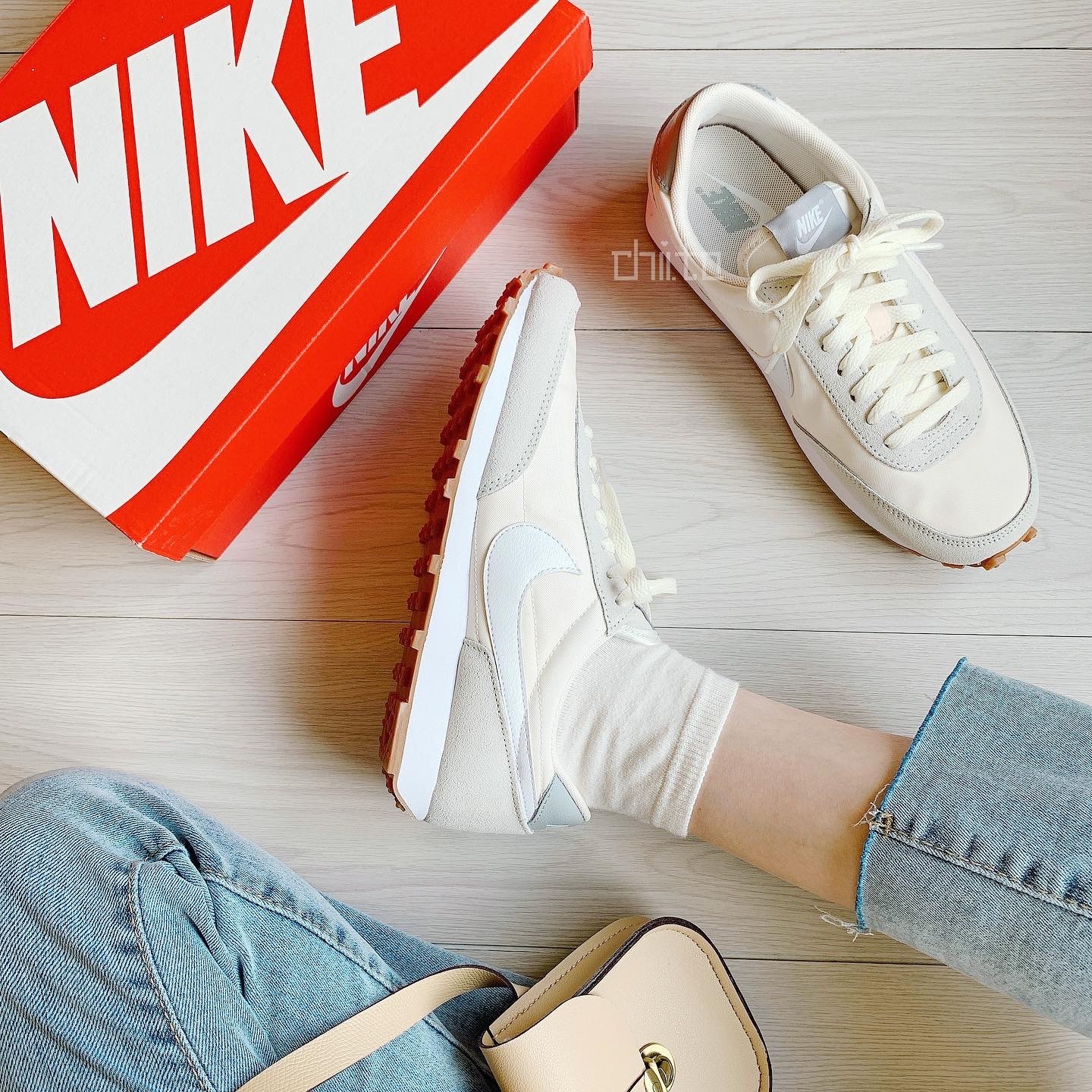 NIKE DAYBREAK 簡約奶油白