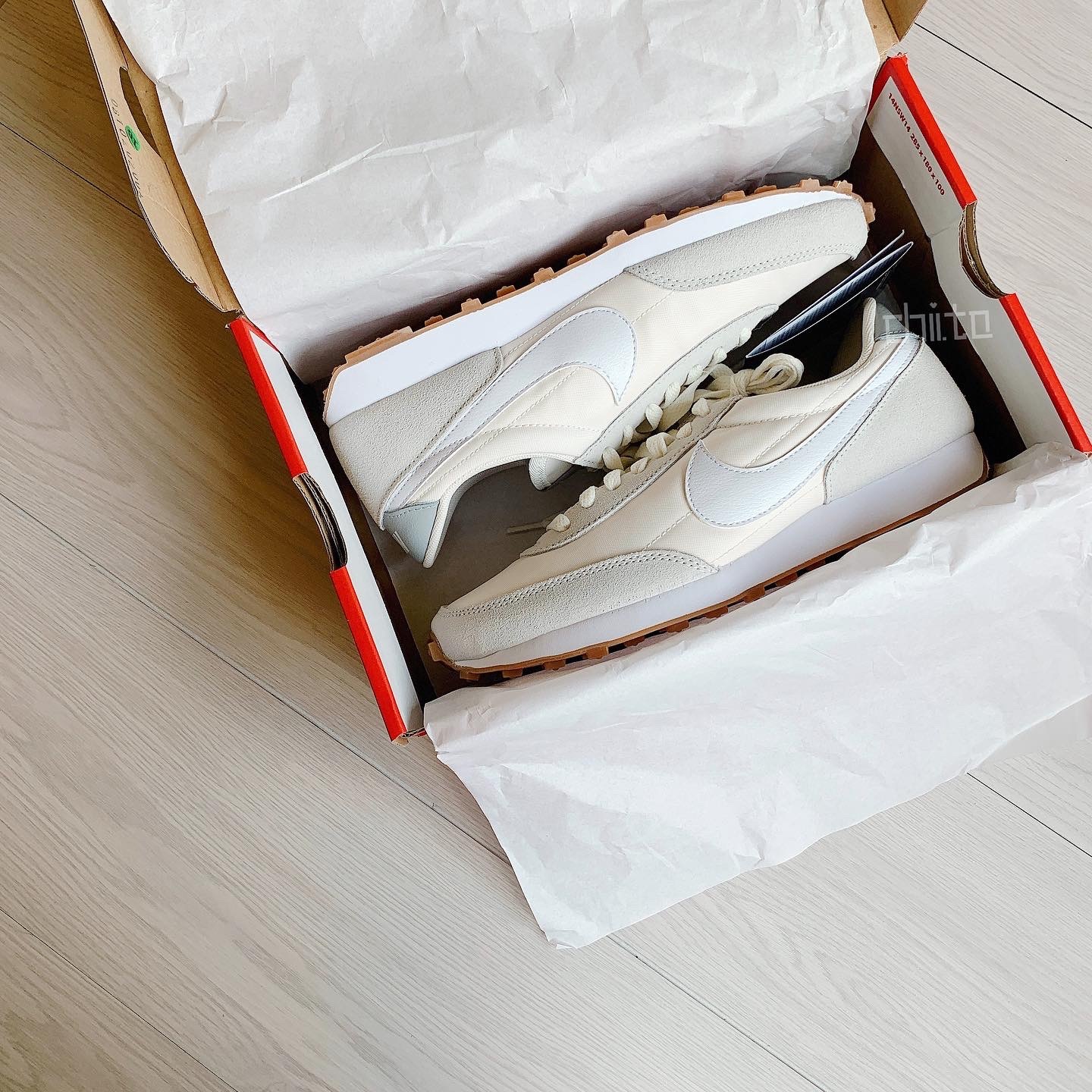 NIKE DAYBREAK 簡約奶油白