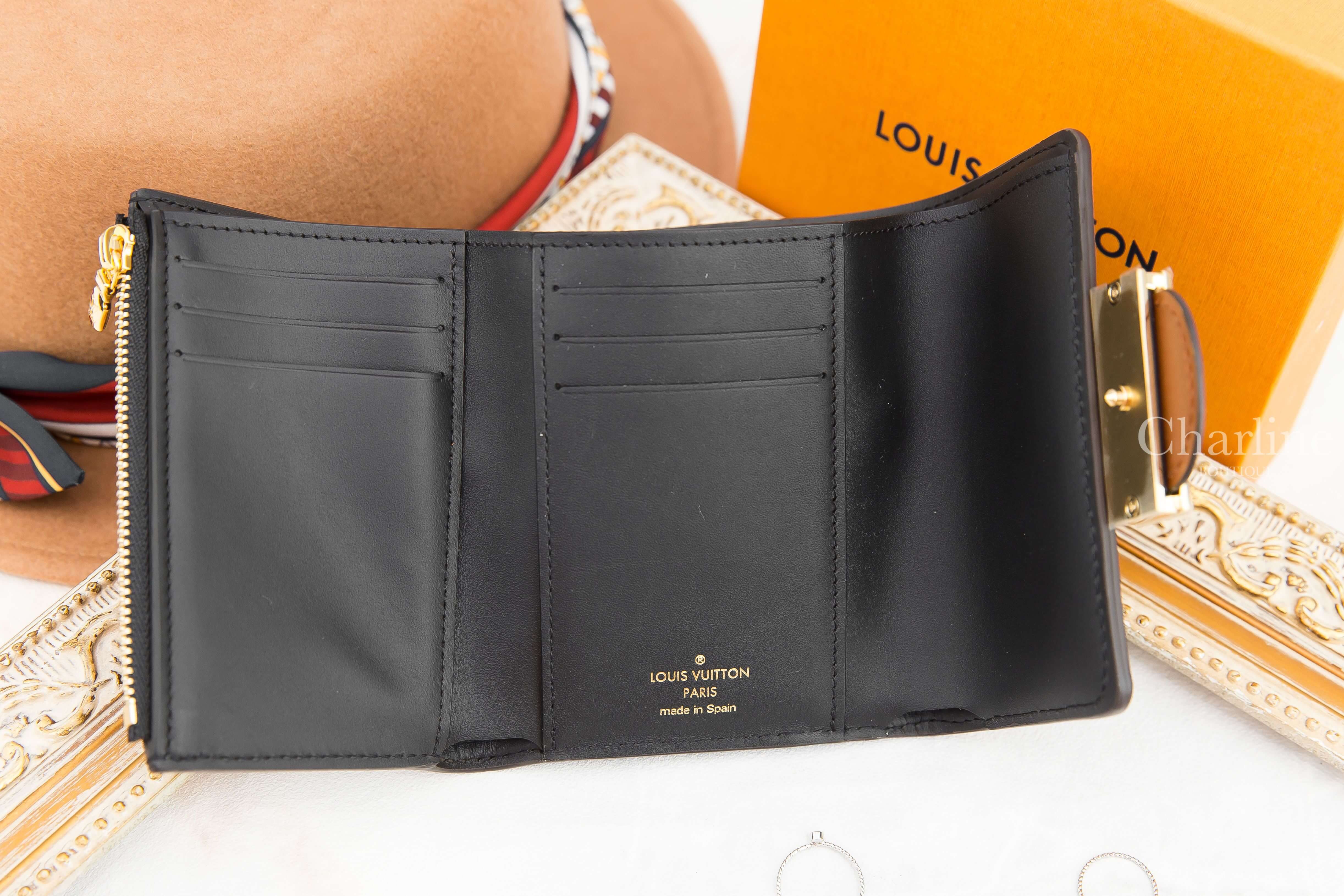 Louis Vuitton Dauphine Compact Wallet 咖啡色/焦糖拼色金色LV Logo三折短夾-Charline Boutique 精品代購