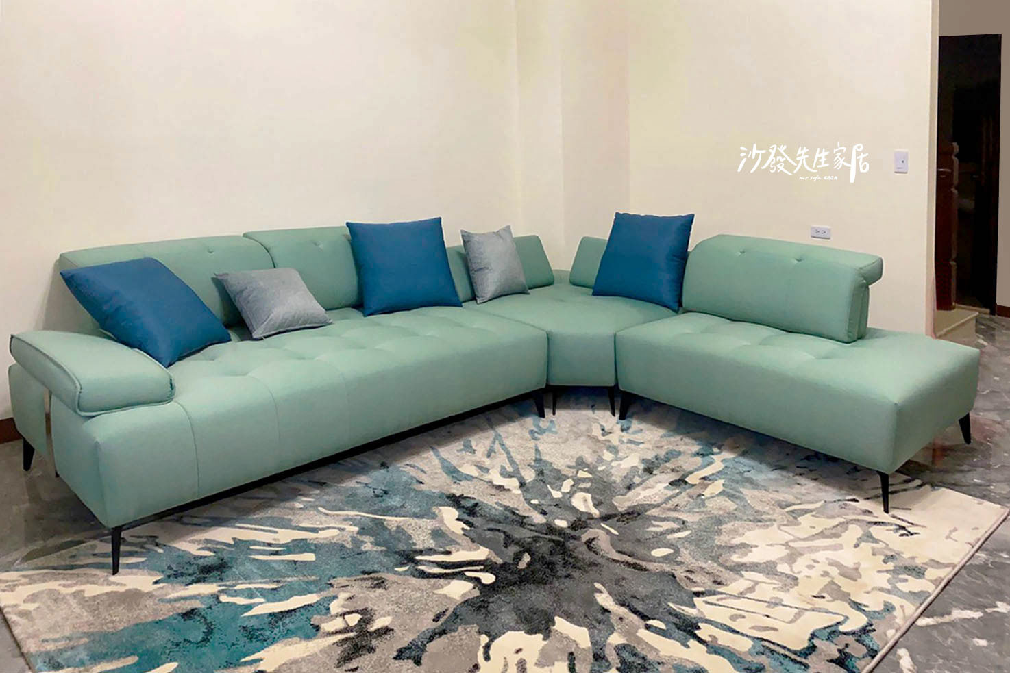 雙功能沙發為體型較龐大的L型沙發，讓每個人都有舒適寬敞的專屬座位。