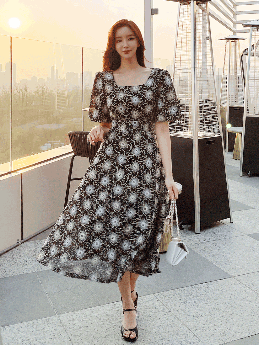 [現貨] 刺繡花朵寬袖洋裝(黑色) [ S ]