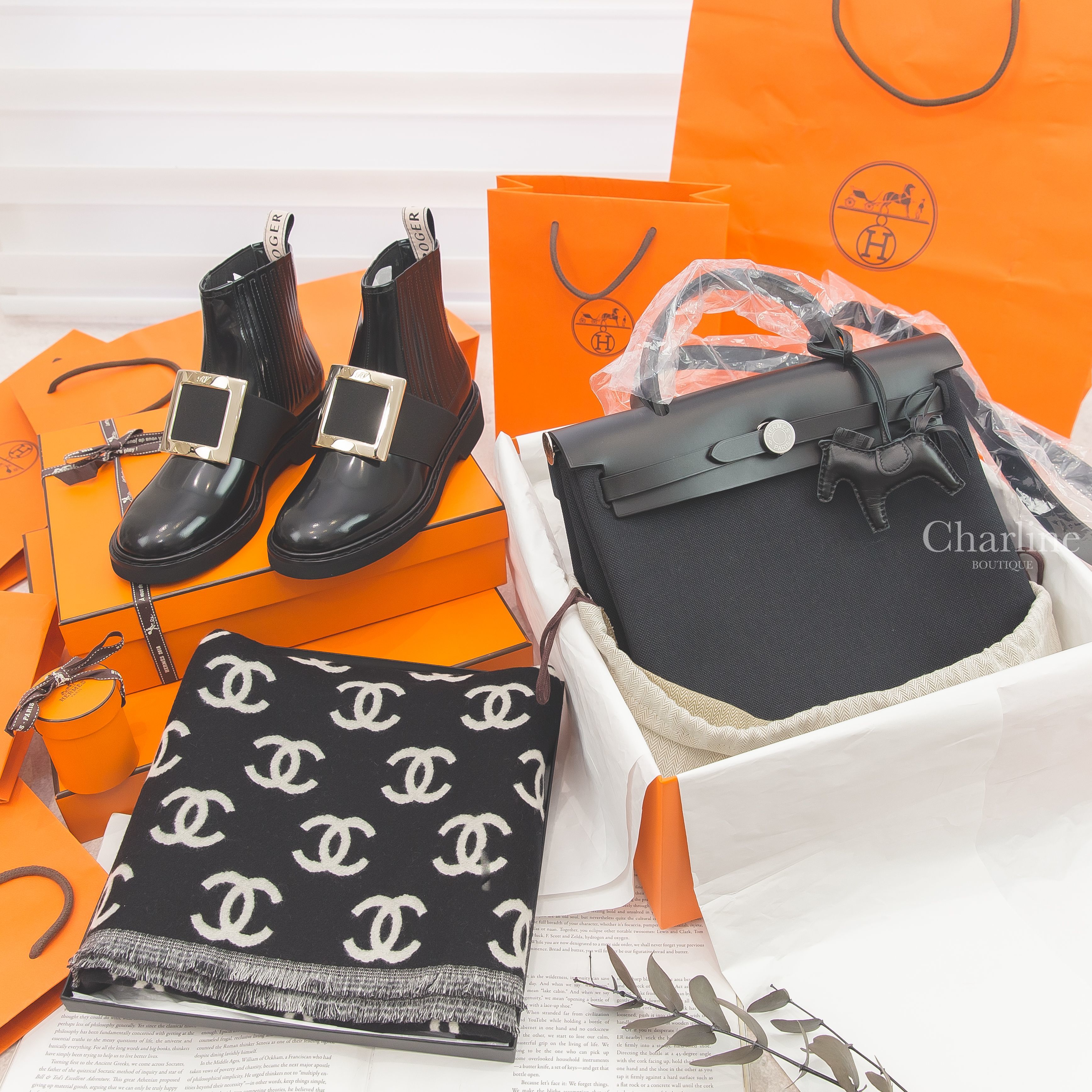 Hermès Herbag Zip 31cm 89 Noir 黑色銀釦手提肩背包,Hermès Horse Charm 黑色小馬吊飾,Roger Vivier Boots 黑色漆皮百褶淡金色方釦短靴-Charline Boutique 精品代購
