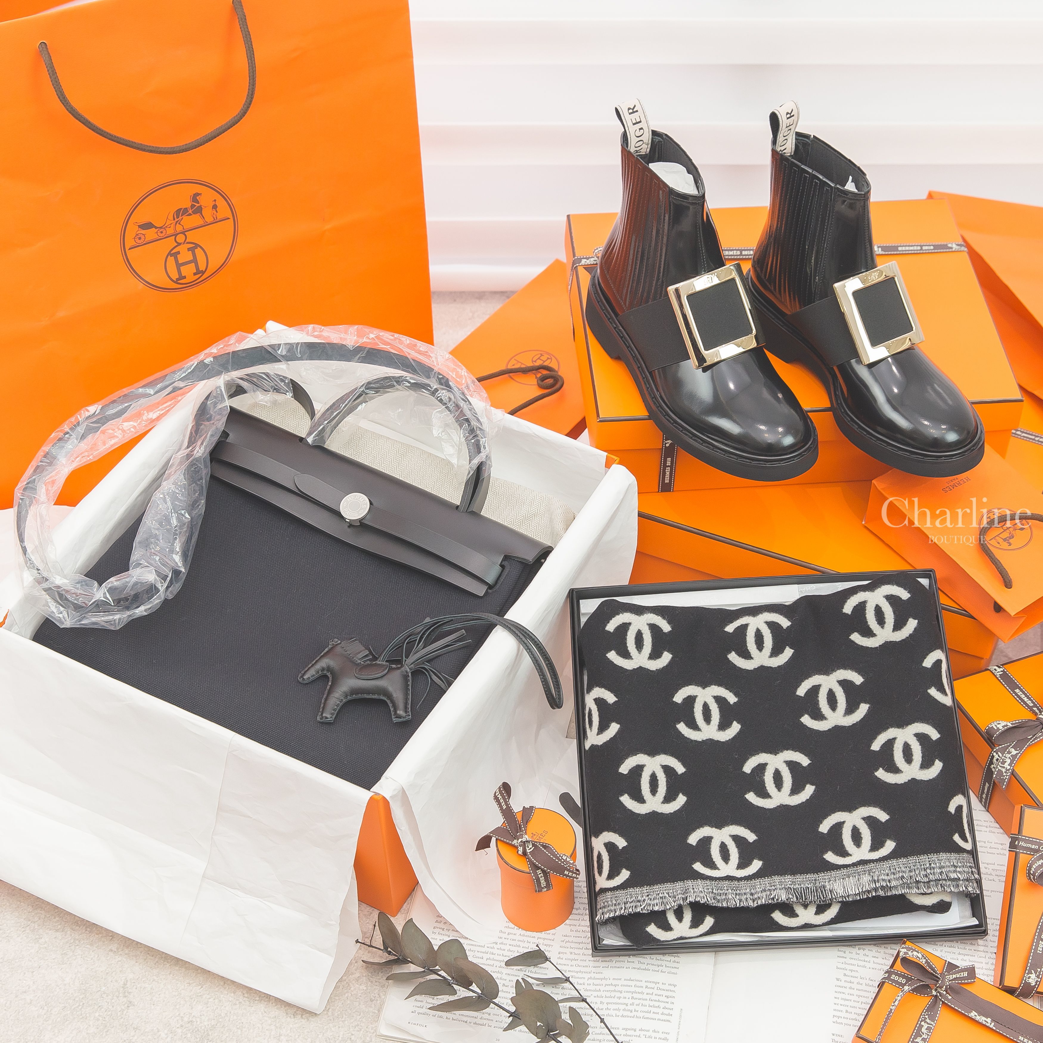Hermès Herbag Zip 31cm 89 Noir 黑色銀釦手提肩背包,Hermès Horse Charm 黑色小馬吊飾,Roger Vivier Boots 黑色漆皮百褶淡金色方釦短靴-Charline Boutique 精品代購