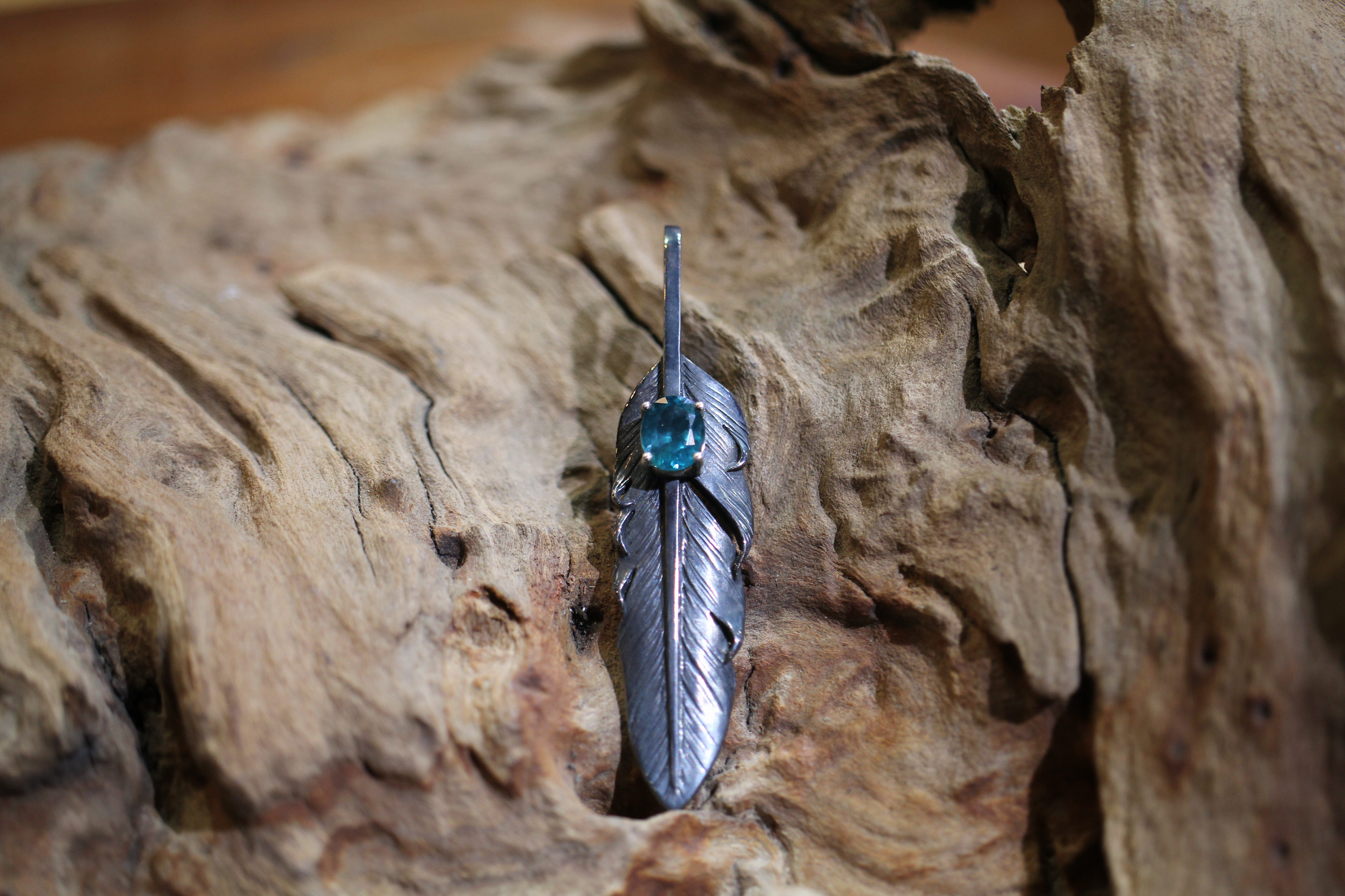 Black Venom Jewelry-Freedom & Prayer XL(8cm)鑲磷灰石(Apatite)銀羽。