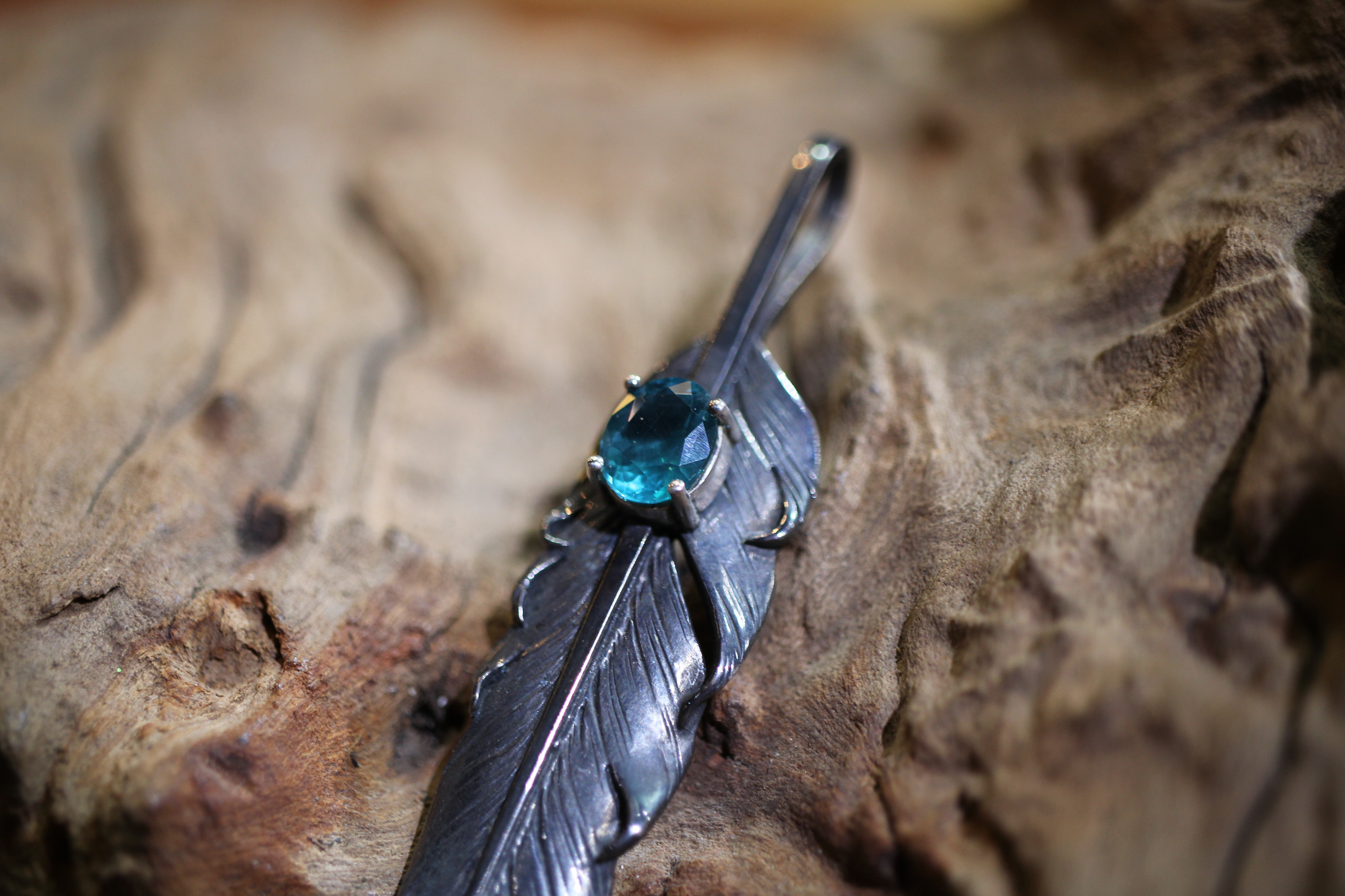 Black Venom Jewelry-Freedom & Prayer XL(8cm)鑲磷灰石(Apatite)銀羽。
