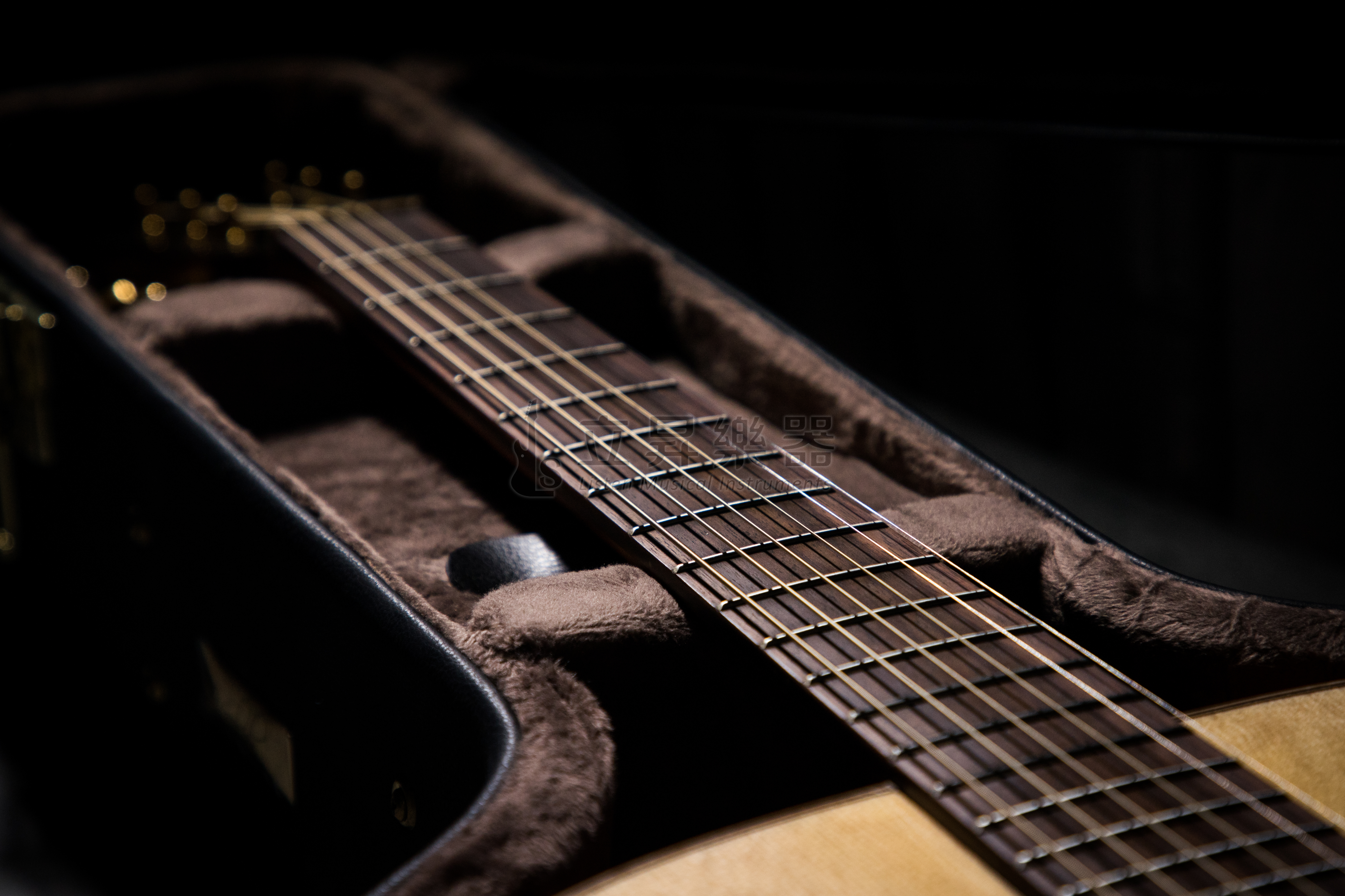 Veelah Veelah V7-SAS-OM 雲杉面板/桃花心側背板 全單板木吉他 (附原廠硬盒、配件包) 第 3 張圖片｜三峽吉他 / Bass