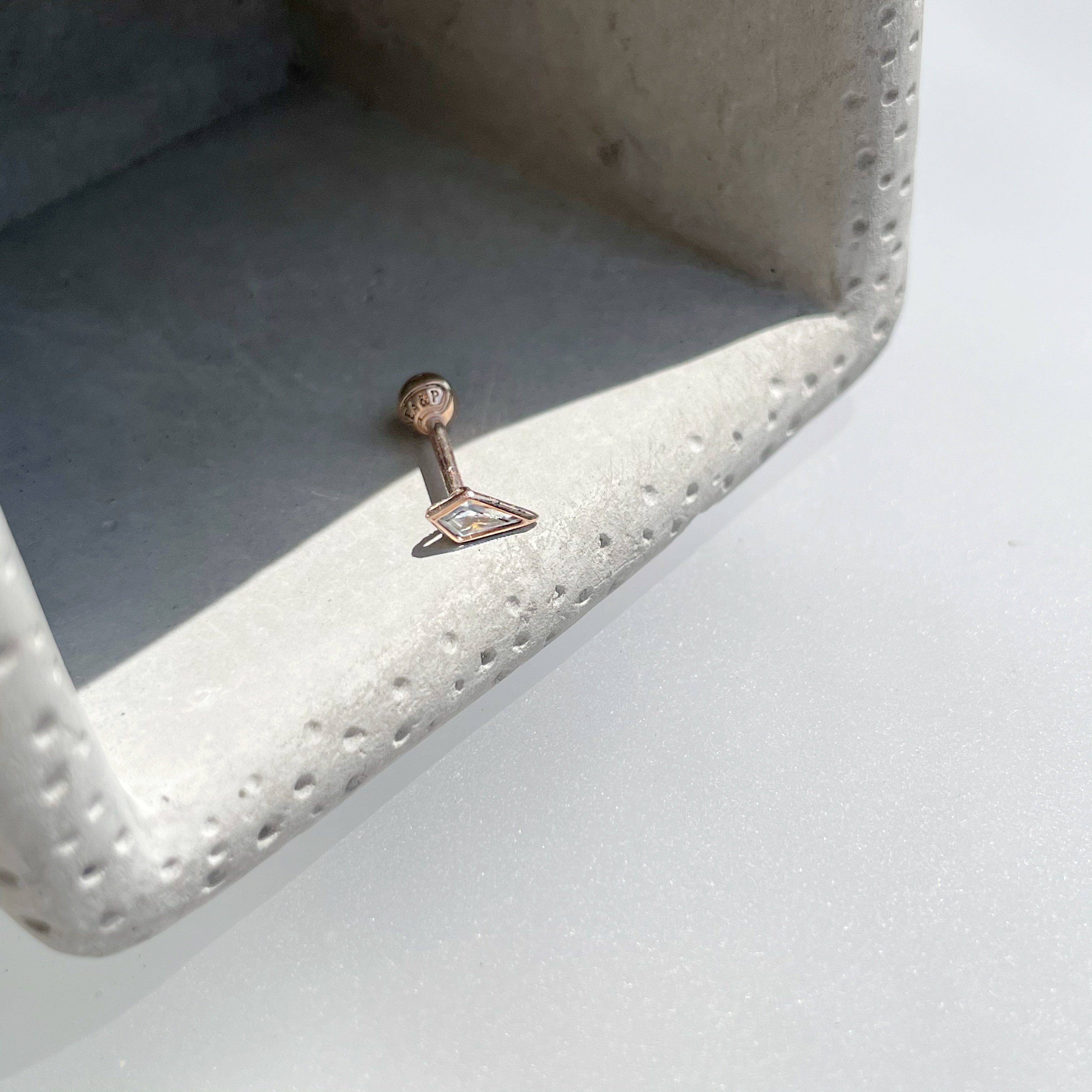 14K簡約箏形鋯石轉珠耳環