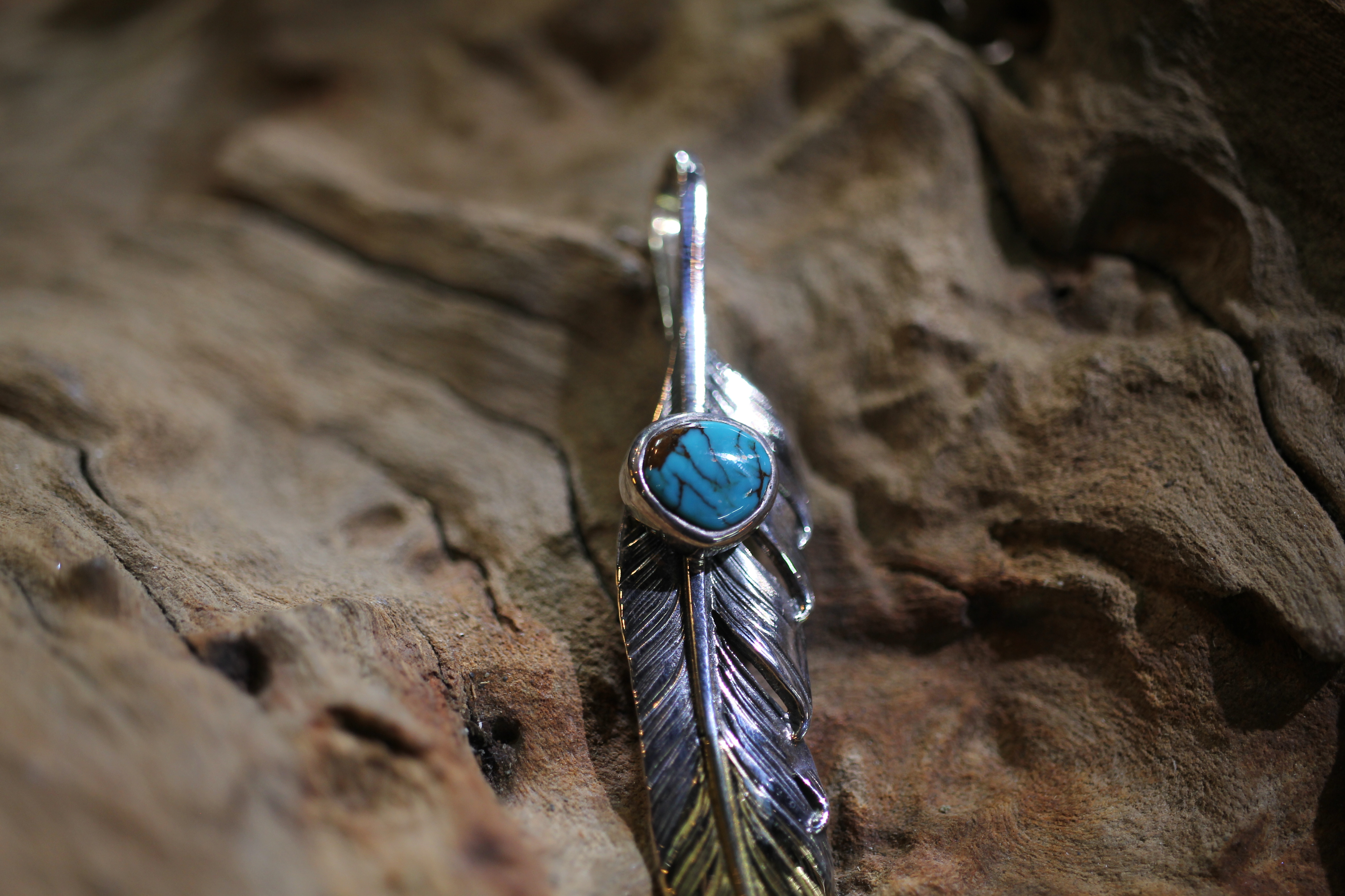 *Black Venom Jewelry- Freedom & Prayer L(7cm) 18K先金羽毛鑲70's Bisbee松石