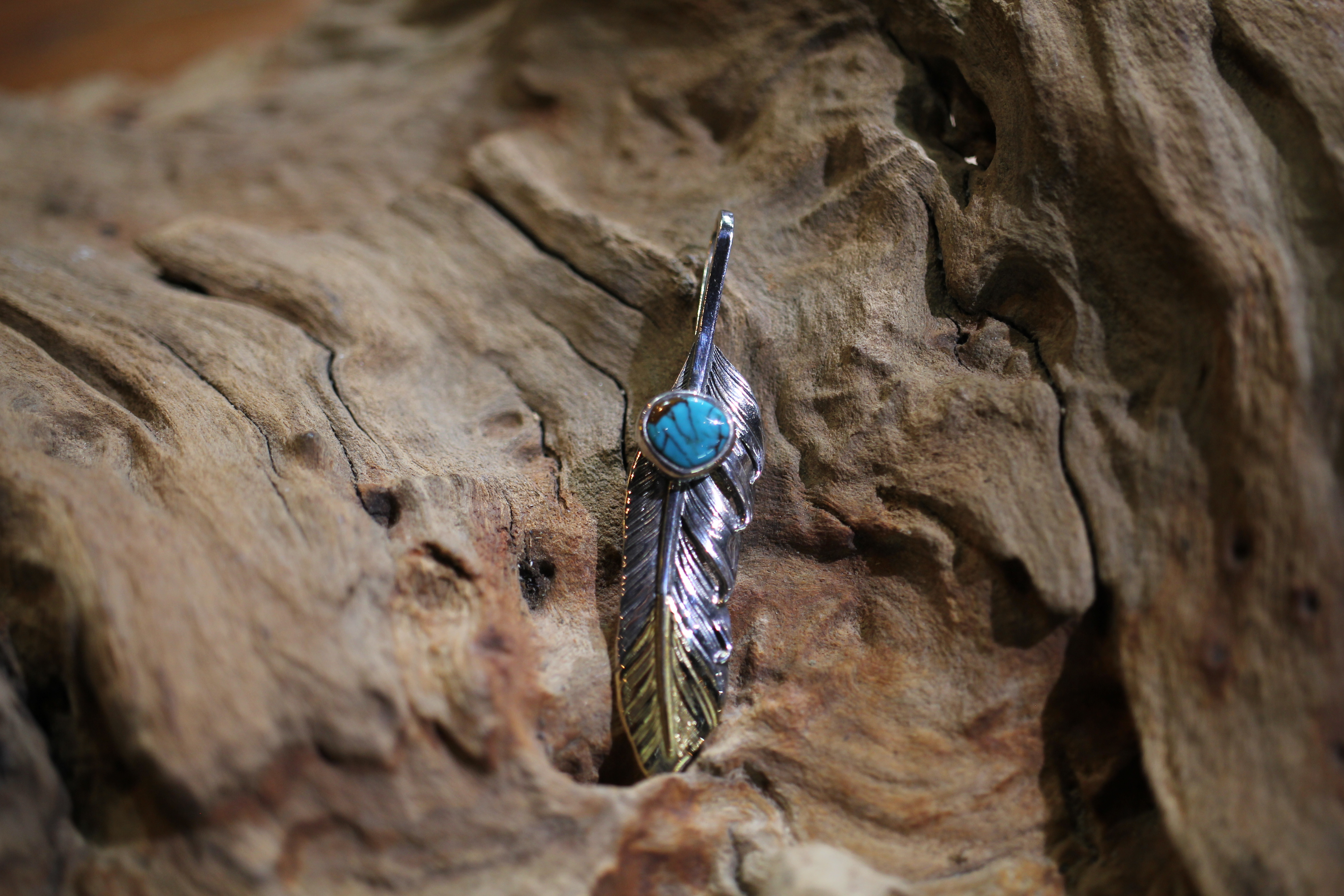 *Black Venom Jewelry- Freedom & Prayer L(7cm) 18K先金羽毛鑲70's Bisbee松石