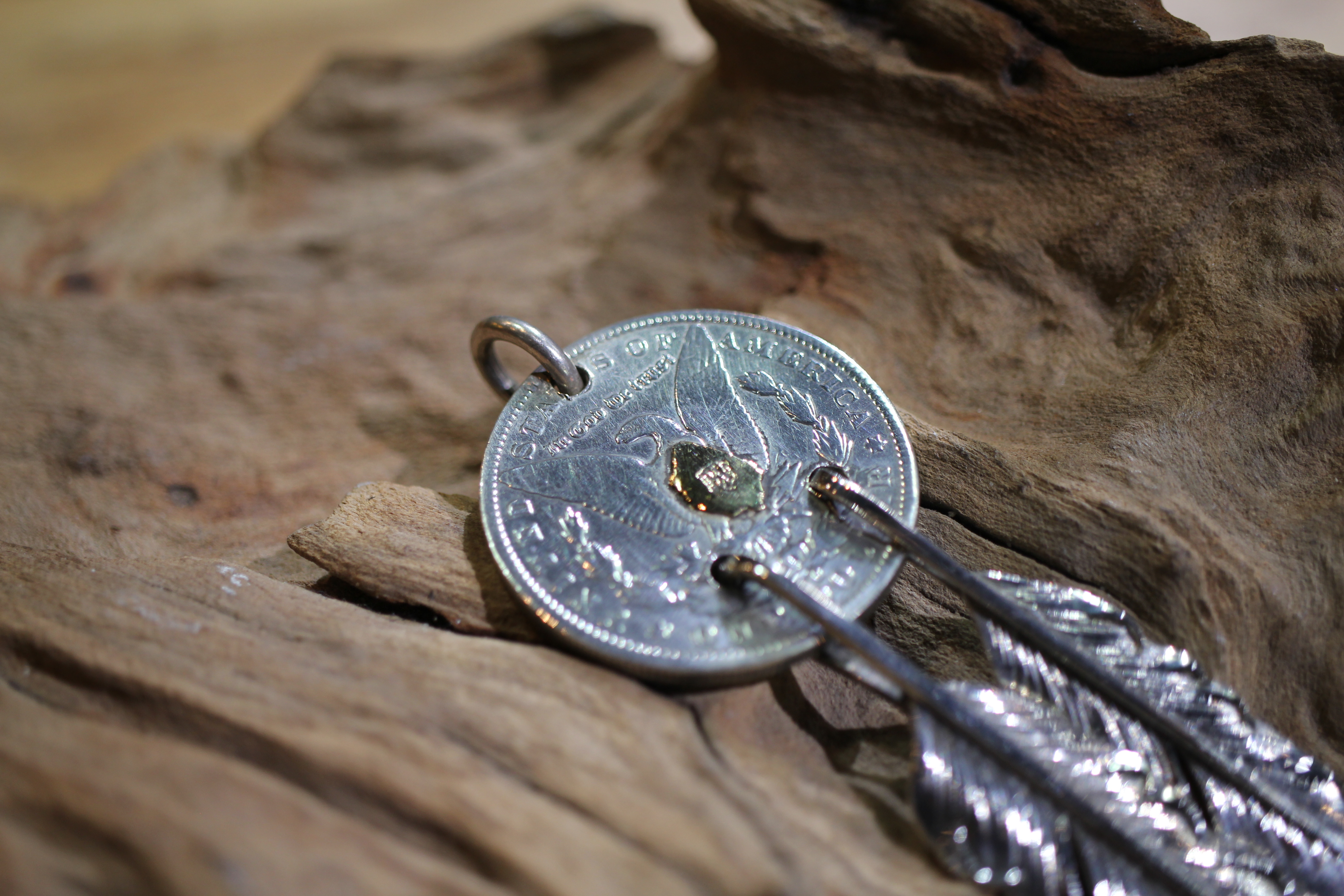 Black Venom Jewelry- Freedom & Prayer18K 鎏金老銀幣純銀XL、M羽毛兩點吊墜。