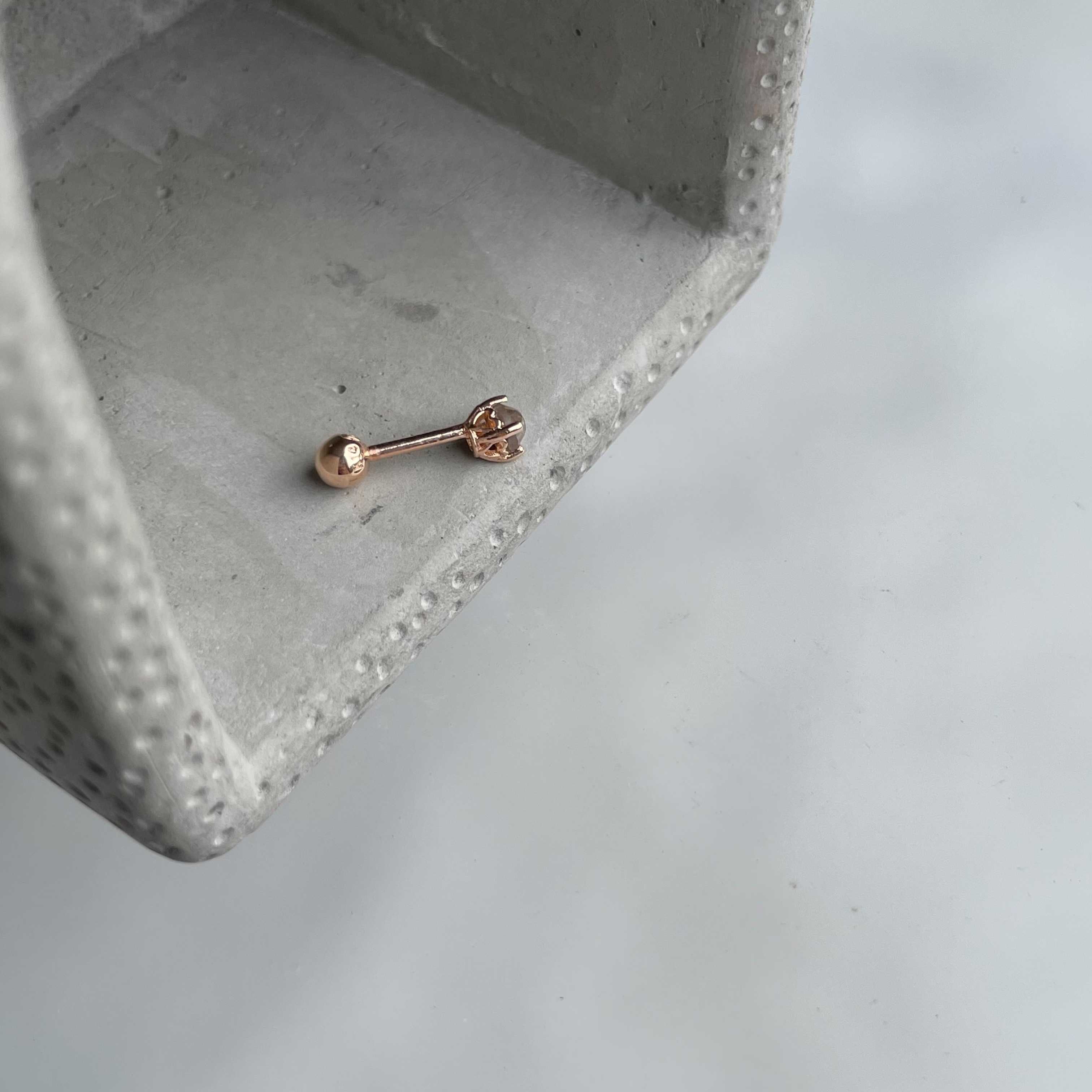 14k側簍空愛心棕鑽原礦轉珠耳環