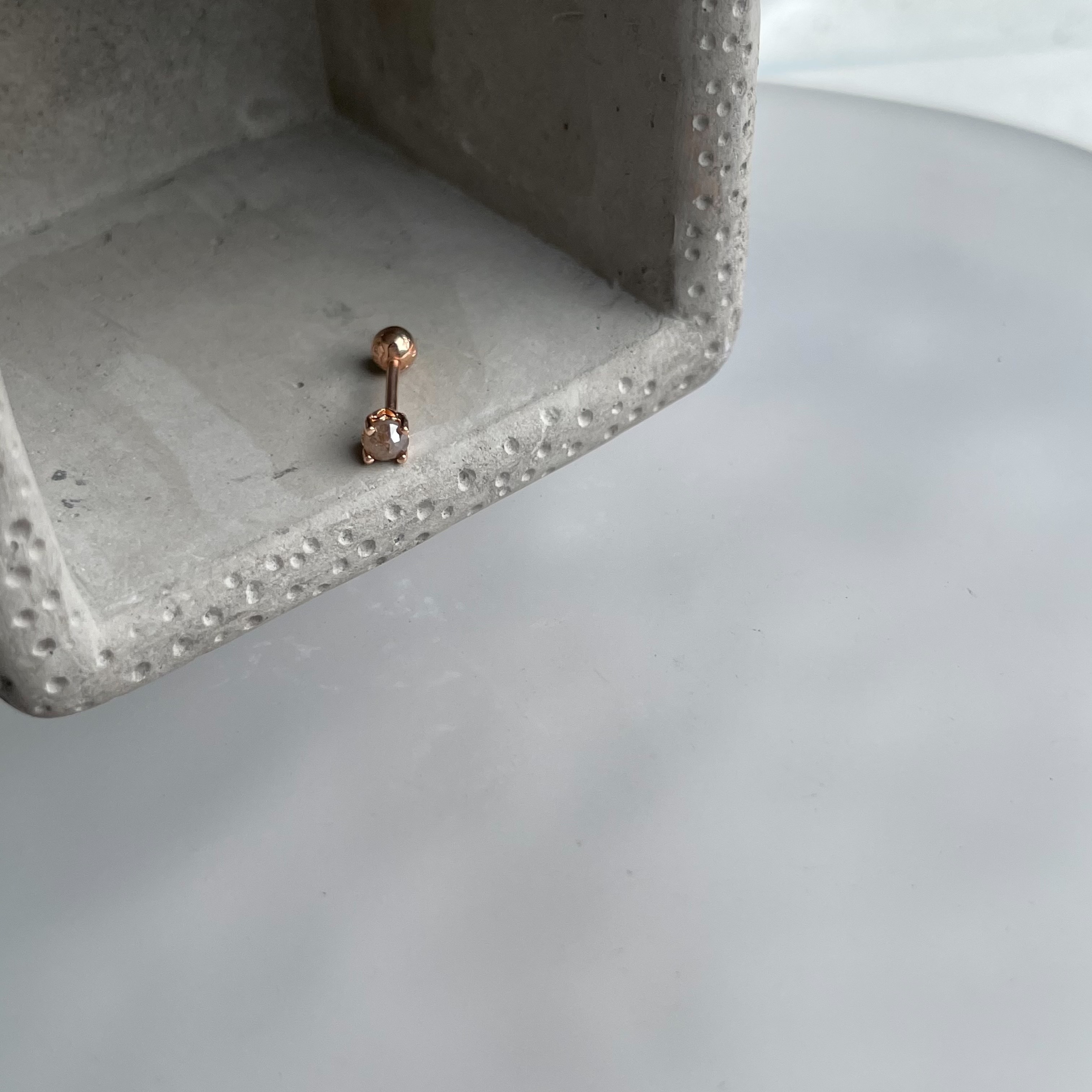 14k側簍空愛心棕鑽原礦轉珠耳環