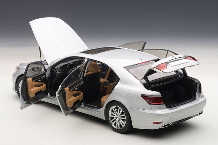 1/18 AUTOART LEXUS LS600HL (Sonic Silver) (78841)