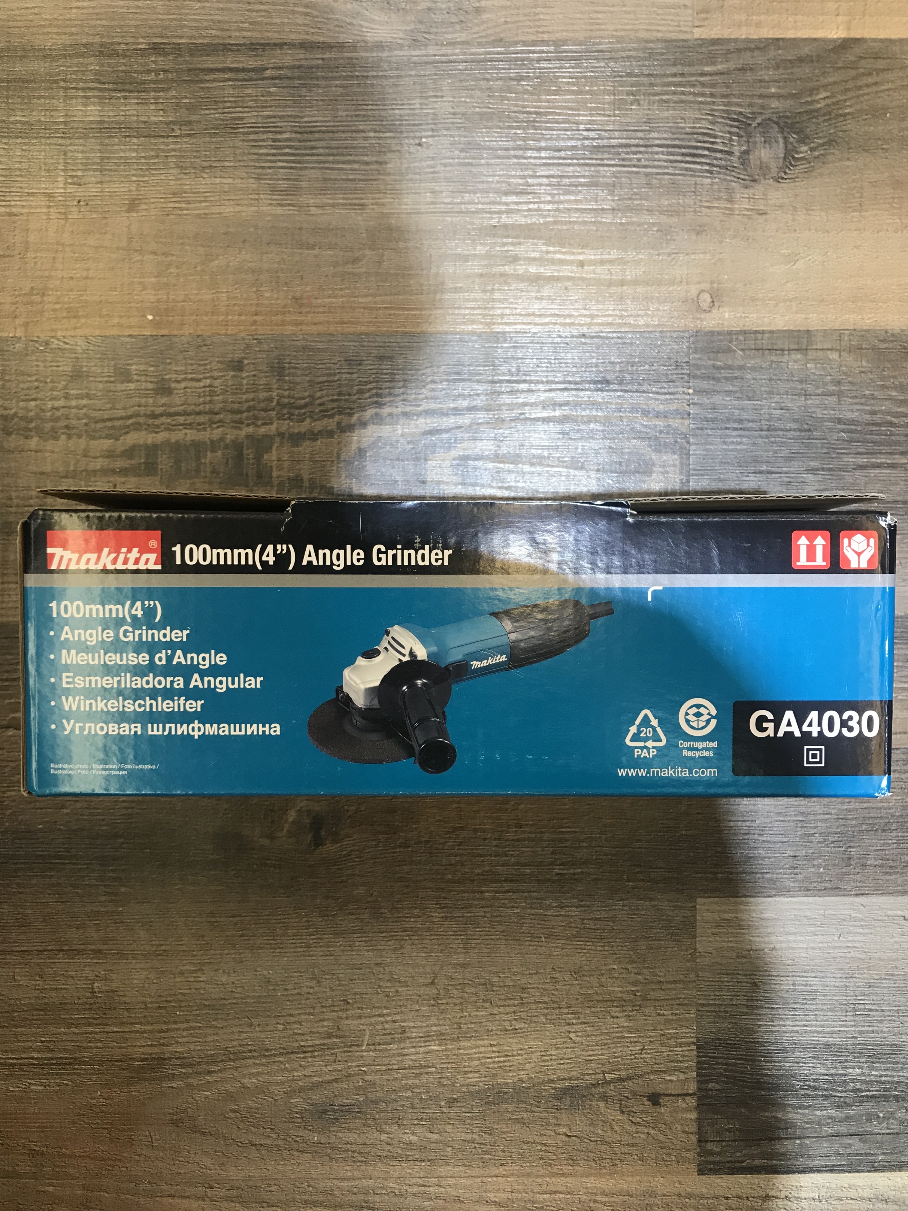 Makita牧田 220V  4"吋磨機  GA4030側掣 / GA4034底掣。 達人店益街坊，牧田12v套裝及部份18v產品以最貼近成本優惠價發售，若供應商日後有任何價錢調整，本店將會自行跟隨而不作另行通知。(以供貨價為準)