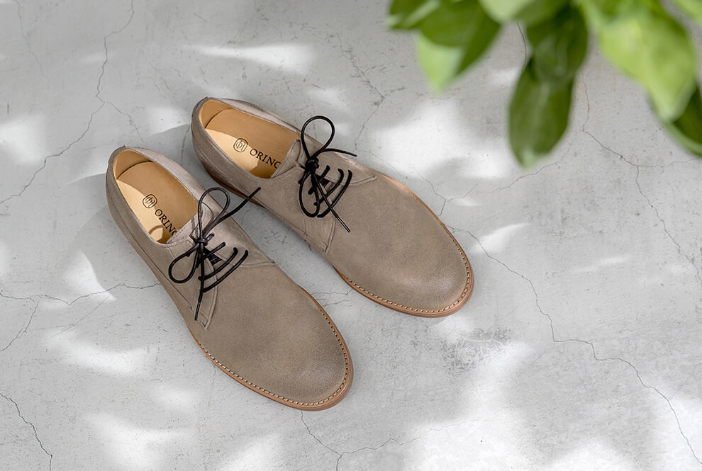 俯視石階上灰色的休閒反毛皮德比紳士鞋