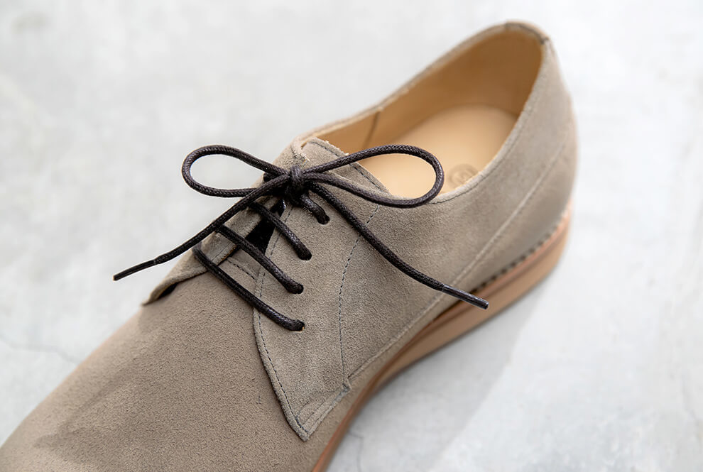 灰色的休閒德比鞋3M防潑水防油反毛皮鞋面與鞋帶特寫