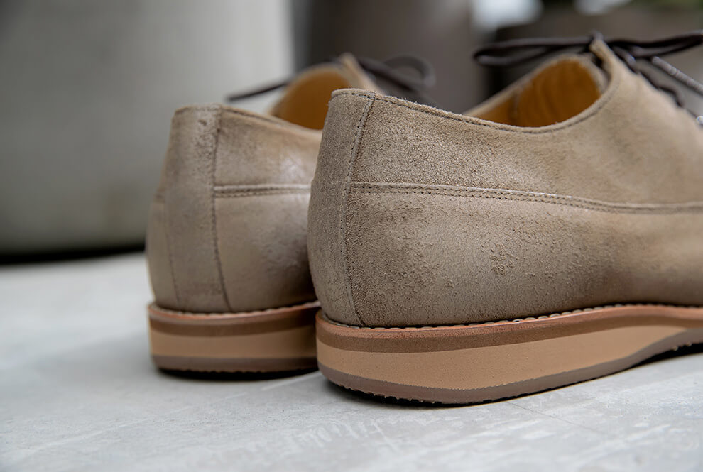 灰色的休閒德比鞋3M防潑水防油反毛皮鞋跟特寫