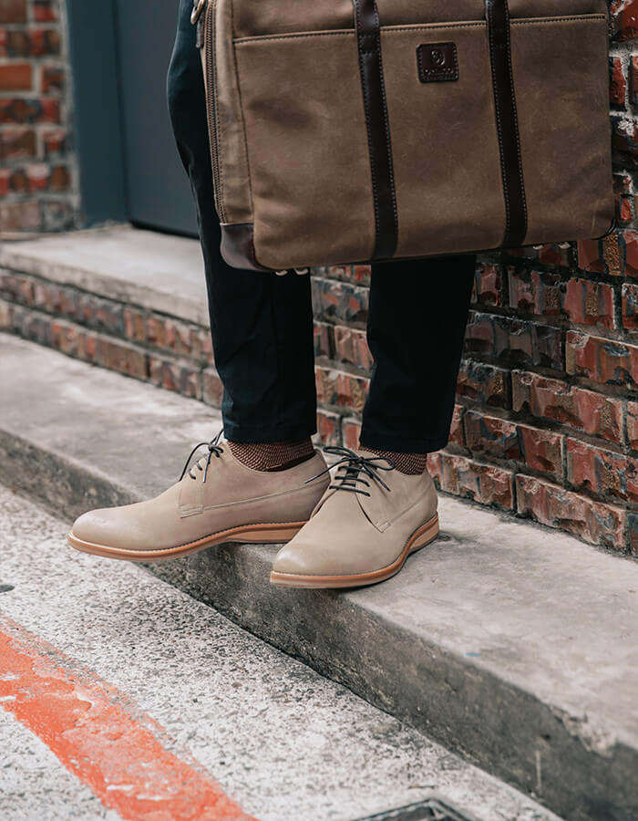 黑色休閒褲搭配灰色的休閒德比鞋