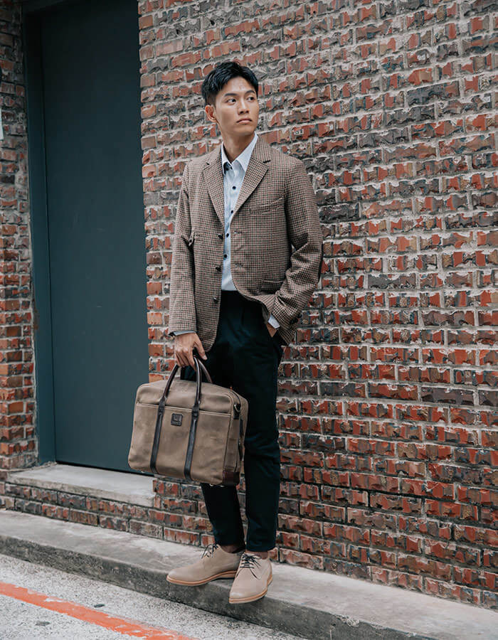 黑色休閒褲與格紋西裝外套搭配灰色反毛皮德比鞋