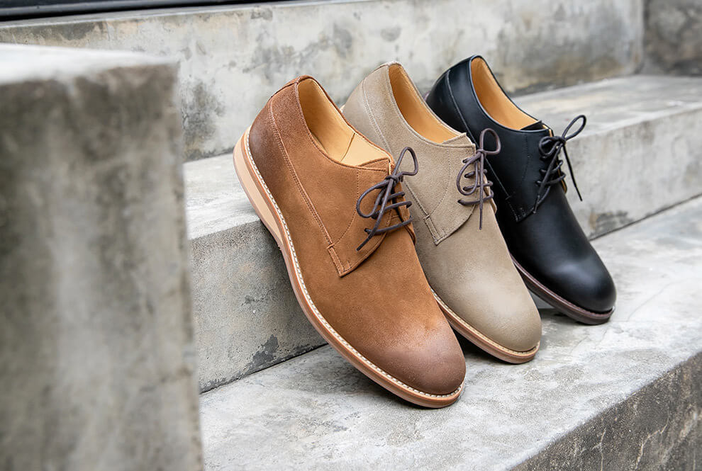 休閒商務德比鞋 棕色、灰色、黑色商務得比休閒鞋擺放在石階上