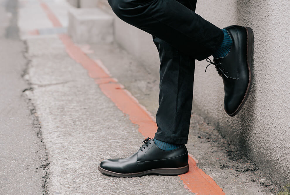 休閒商務德比鞋 黑色德比紳士鞋搭配黑色西裝褲與藍綠色紳士襪