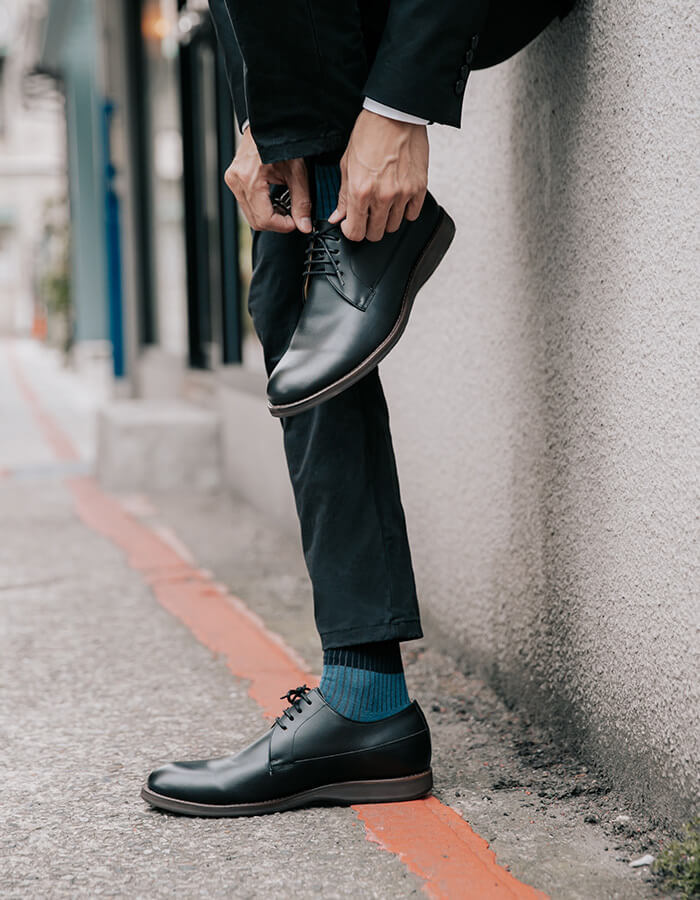 休閒商務德比鞋 模特特寫黑色德比鞋搭配黑色西裝褲與藍綠色紳士襪