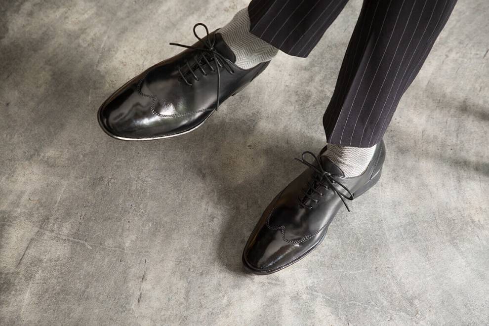 牛津鞋 黑色條紋西裝褲搭配黑色翼紋縫線牛津鞋與灰色紳士襪
