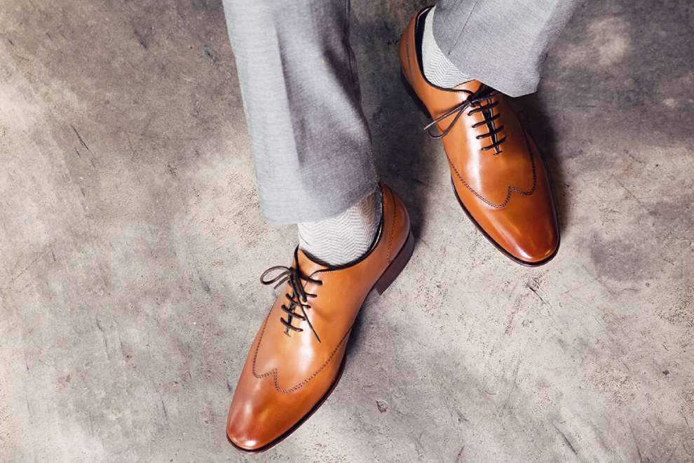 特寫俯視灰色西裝褲特搭配蜜棕色皮底翼紋牛津鞋