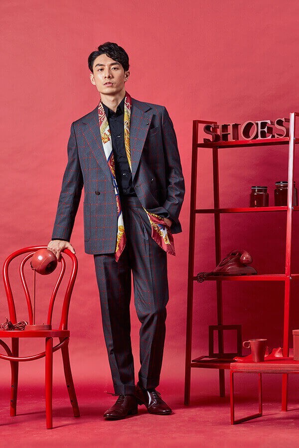 深色格紋西裝搭配上絲巾與酒紅色全裁片皮底牛津鞋
