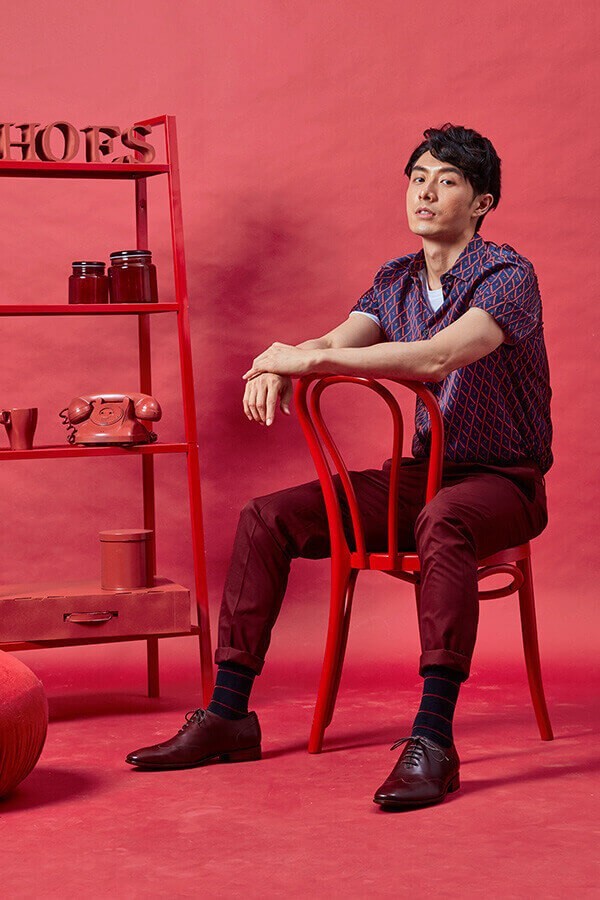 酒紅色西裝搭配酒紅色全裁片皮底翼紋牛津鞋