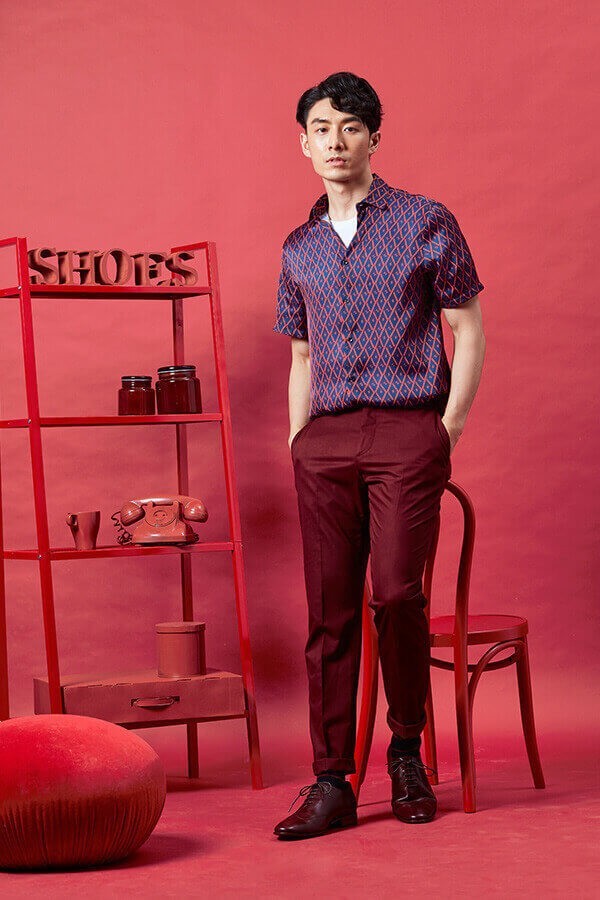 絲質襯衫與酒紅色西裝搭配上酒紅色全裁片皮底翼紋牛津鞋