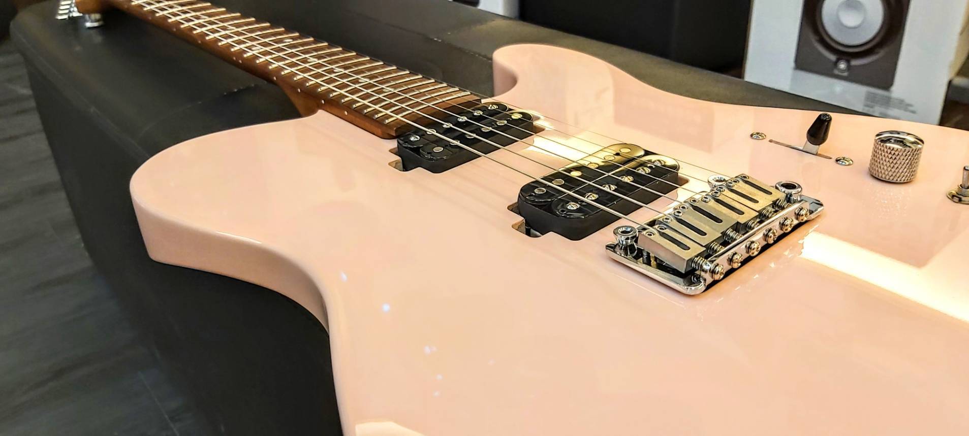 Corona CORONA MODERN PLUS T SHP 雙雙TELE琴身 小搖座電吉他 貝殼粉紅 24格燻烤楓木指板 鎖定式弦鈕 (附搖桿、原廠琴袋) 第 3 張圖片｜三峽吉他 / Bass