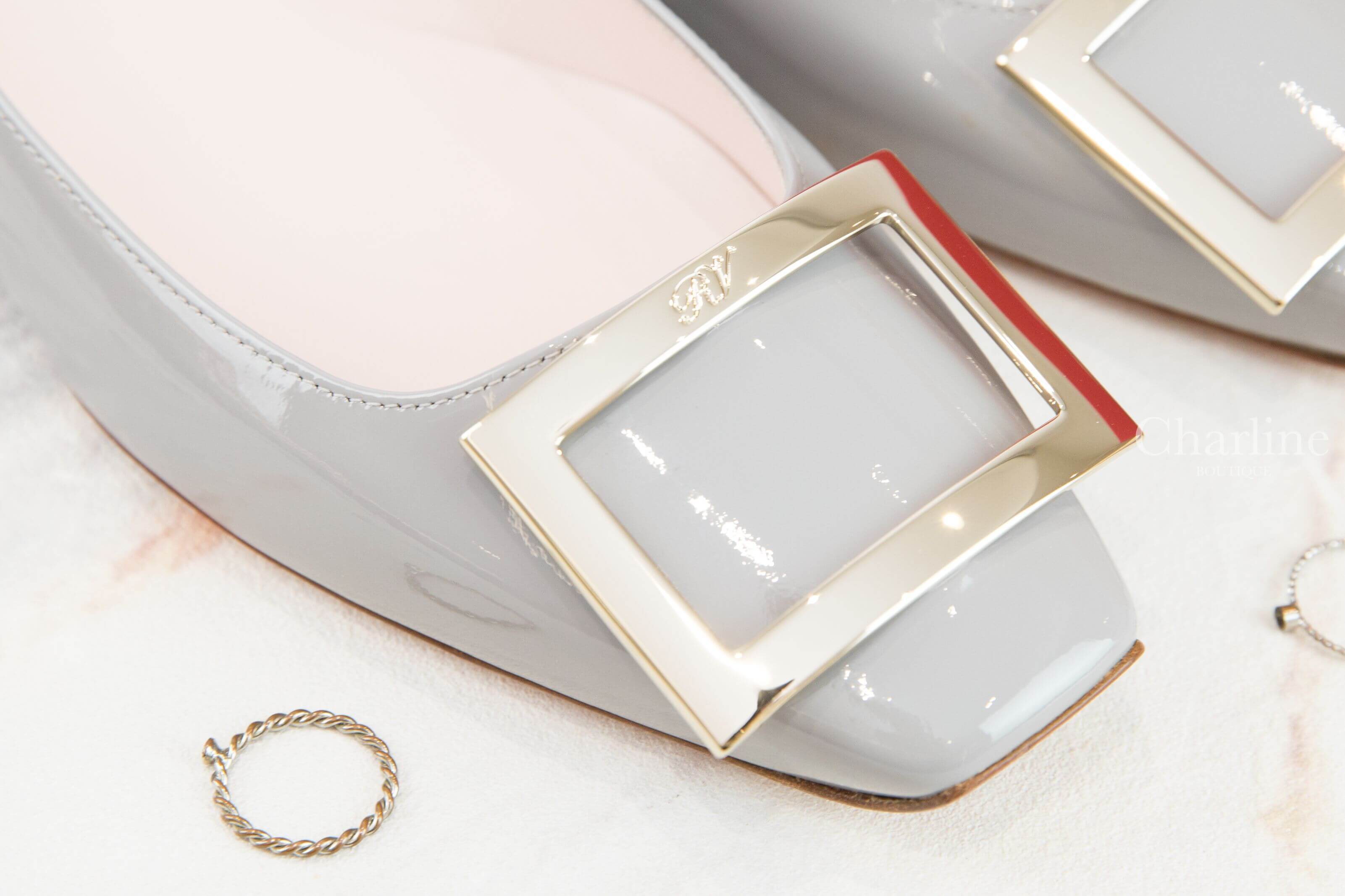 Roger Vivier Trompette Metal Buckle Ballerinas In Patent Leather 灰色漆皮淡金色方釦平底鞋