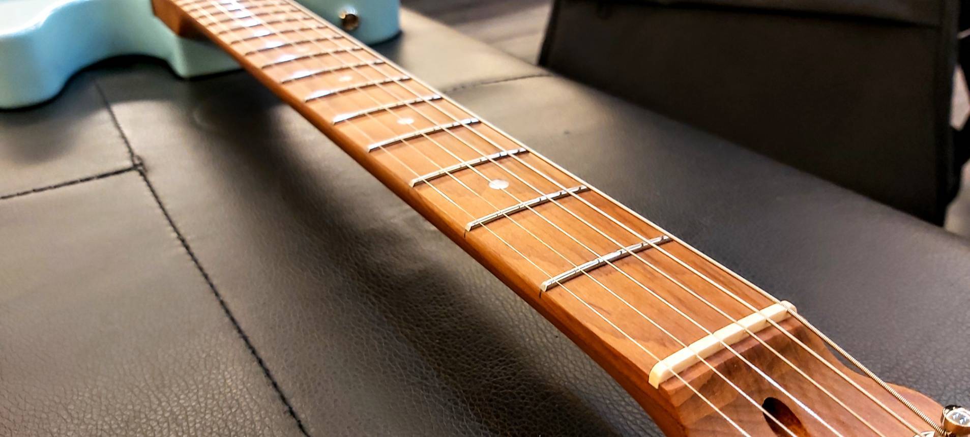 Corona CORONA MODERN PLUS T DHB 雙雙TELE琴身 小搖座電吉他 海豚藍 24格燻烤楓木指板 鎖定式弦鈕 (附搖桿、原廠琴袋) 第 3 張圖片｜三峽吉他 / Bass