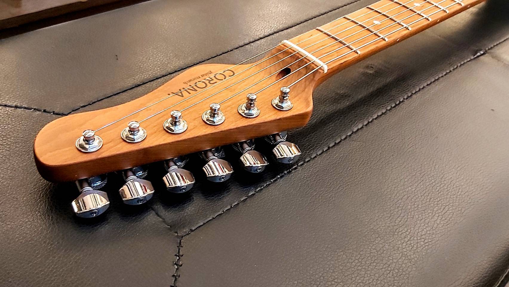 Corona CORONA MODERN PLUS T DHB 雙雙TELE琴身 小搖座電吉他 海豚藍 24格燻烤楓木指板 鎖定式弦鈕 (附搖桿、原廠琴袋) 第 4 張圖片｜三峽吉他 / Bass