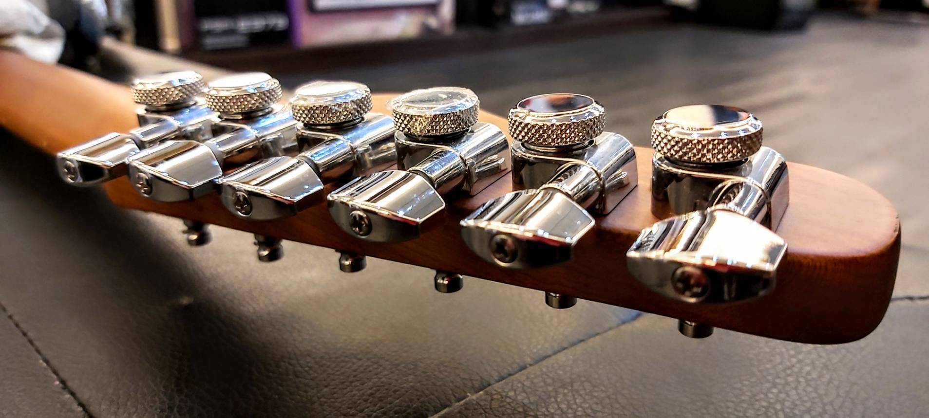 Corona CORONA MODERN PLUS T DHB 雙雙TELE琴身 小搖座電吉他 海豚藍 24格燻烤楓木指板 鎖定式弦鈕 (附搖桿、原廠琴袋) 第 5 張圖片｜三峽吉他 / Bass