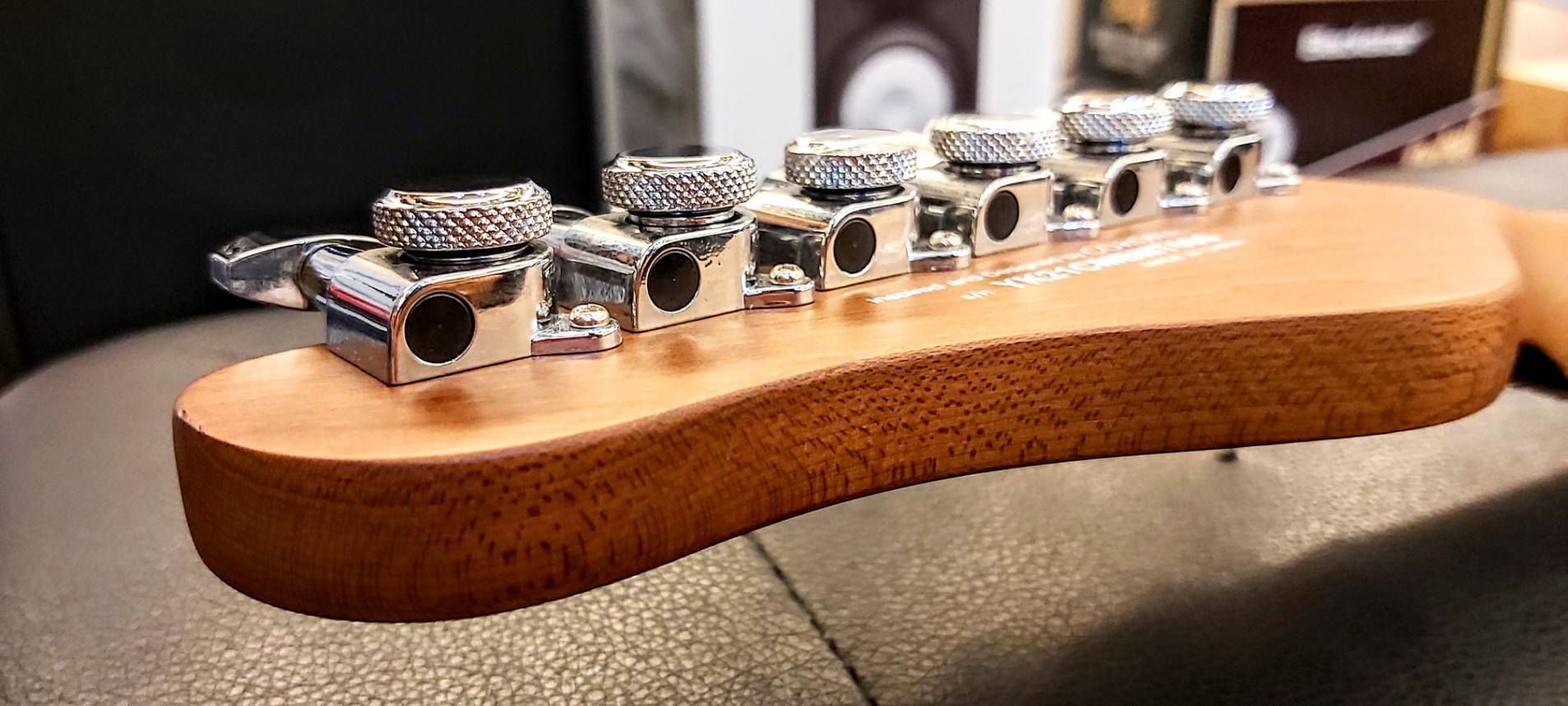 Corona CORONA MODERN PLUS T SHP 雙雙TELE琴身 小搖座電吉他 貝殼粉紅 24格燻烤楓木指板 鎖定式弦鈕 (附搖桿、原廠琴袋) 第 4 張圖片｜三峽吉他 / Bass