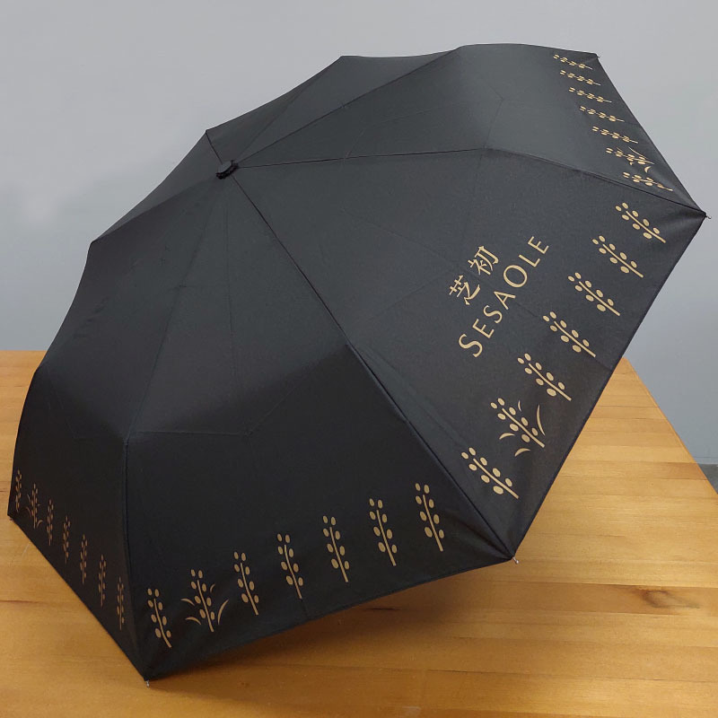 食品大廠的品牌於展活動訂製手開三折傘,使用網版印刷金色油墨,做為品牌加價購禮贈品