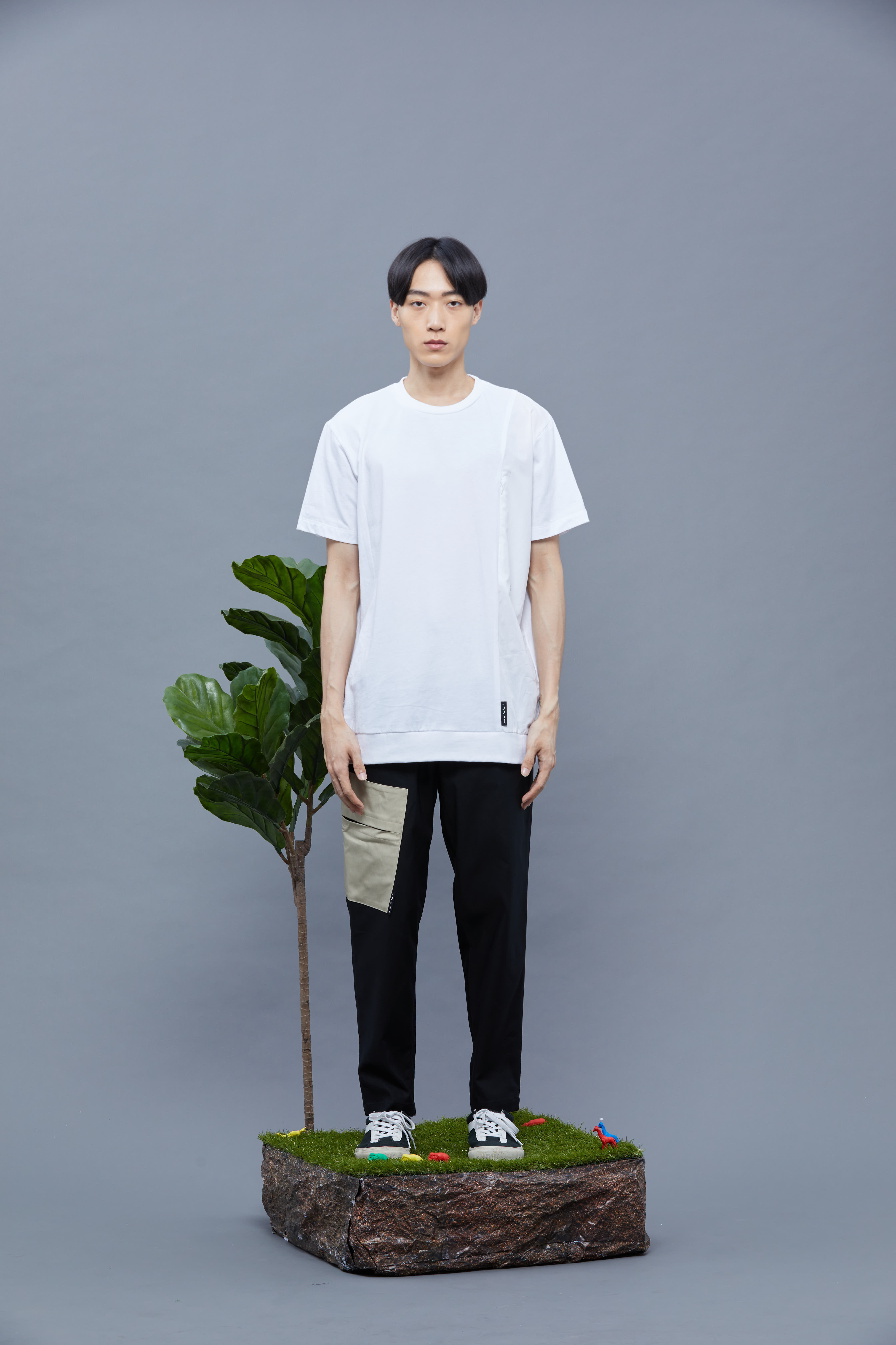 四面彈大貼袋抽繩長褲-黑