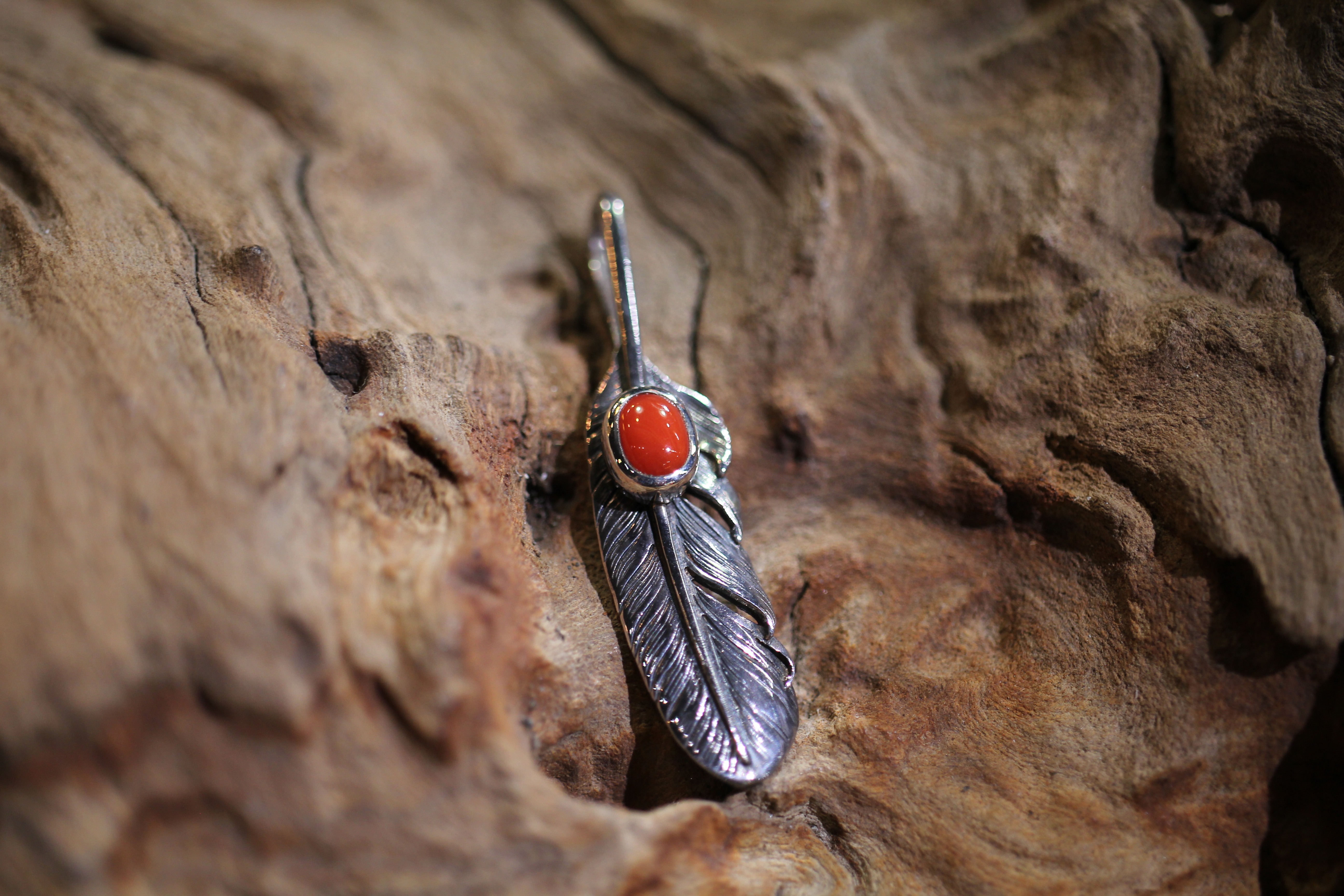 *Black Venom Jewelry-Freedom & Prayer S(5cm)鑲地中海沙丁珊瑚銀羽。