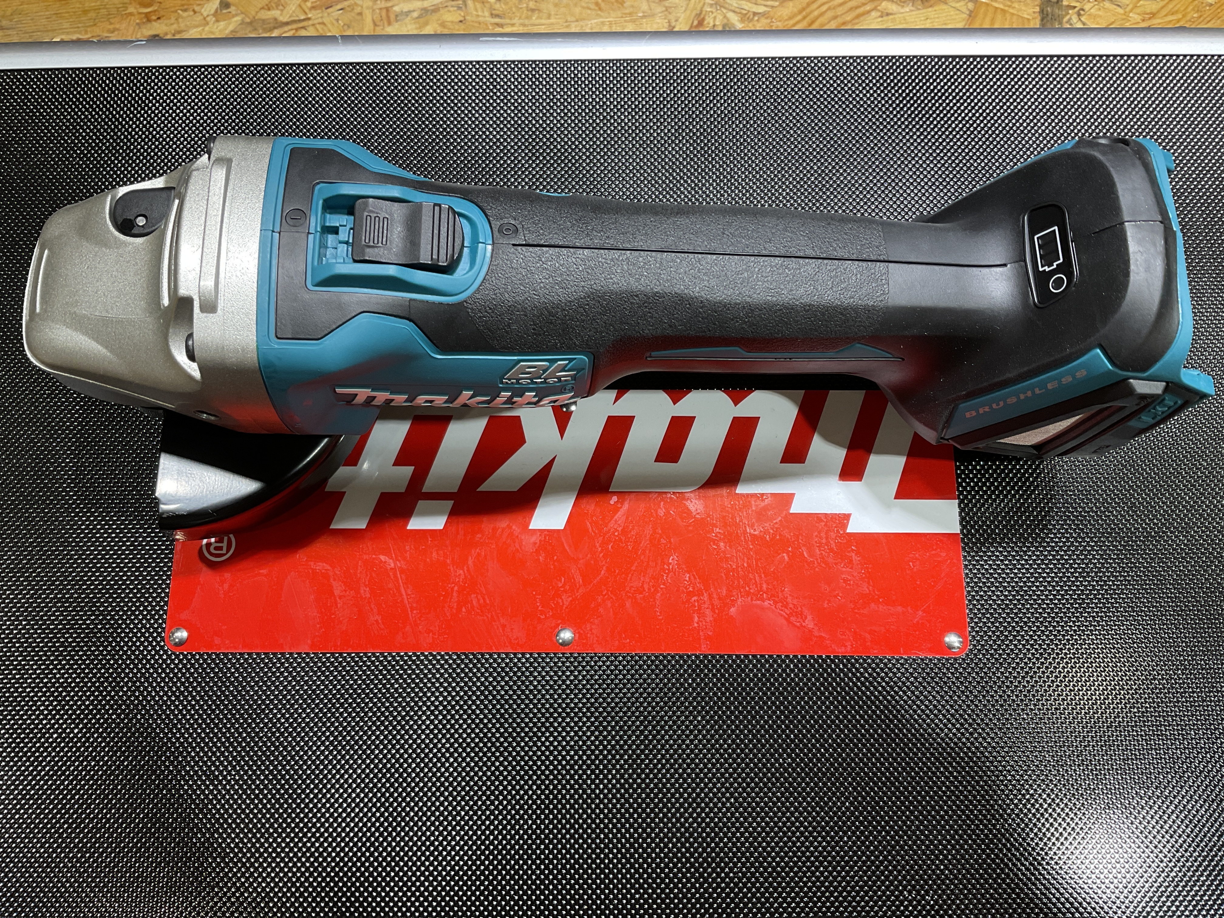 Makita 牧田 磨機 18V  DGA404