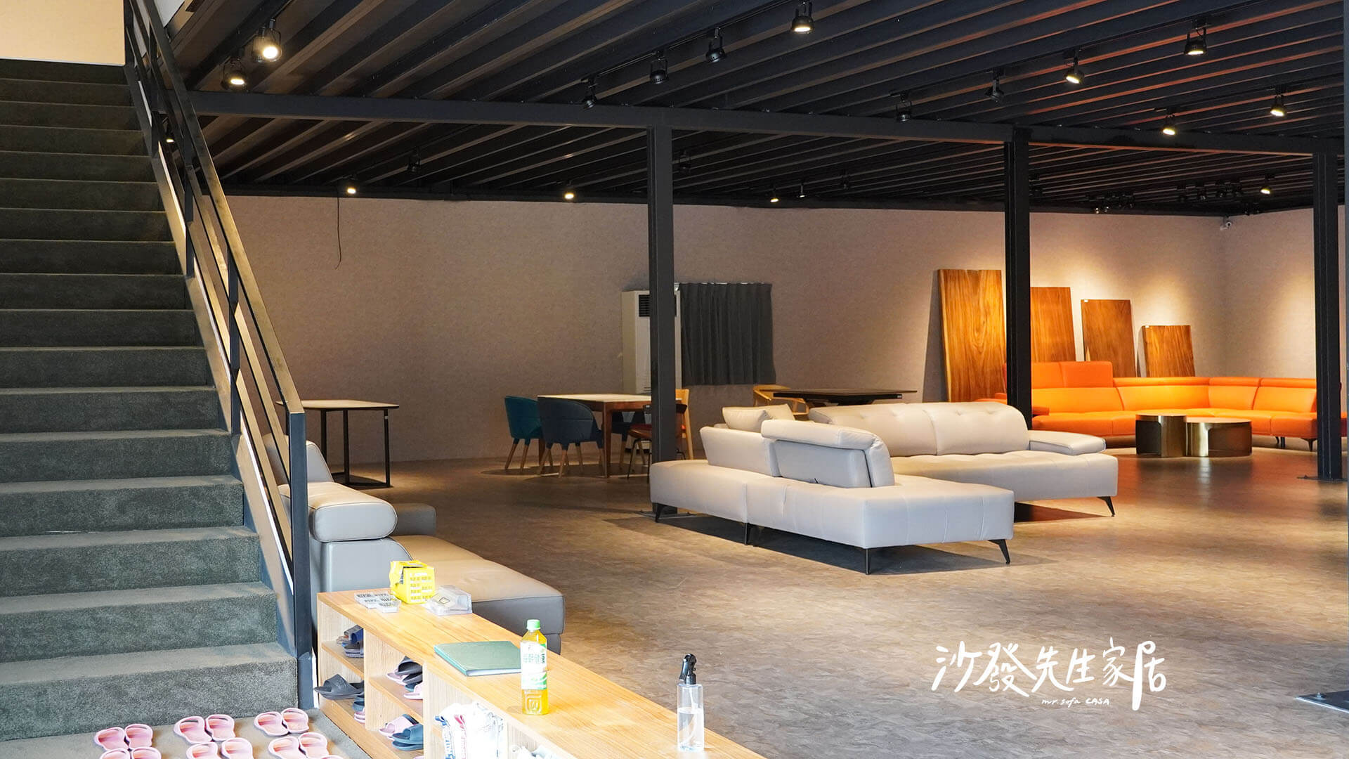 從原本的一樓擴建成兩樓，引進了更多樣式的精緻沙發